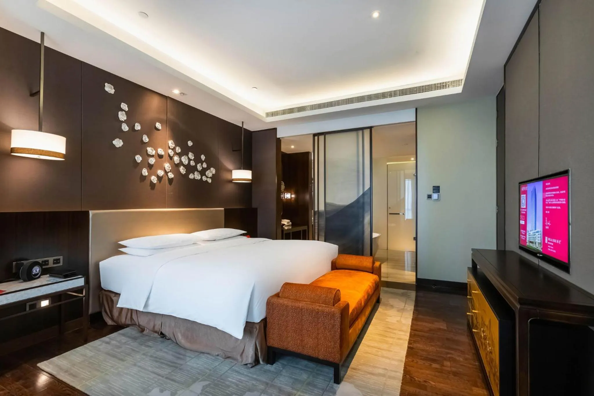 Photo of the whole room, Bed in HUALUXE Wuxi Taihu