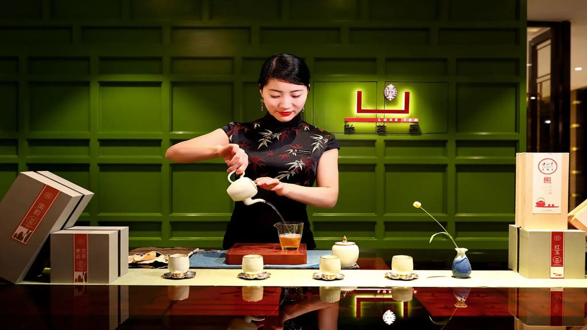 Lounge or bar in HUALUXE Wuxi Taihu Lounge or bar in HUALUXE Wuxi Taihu