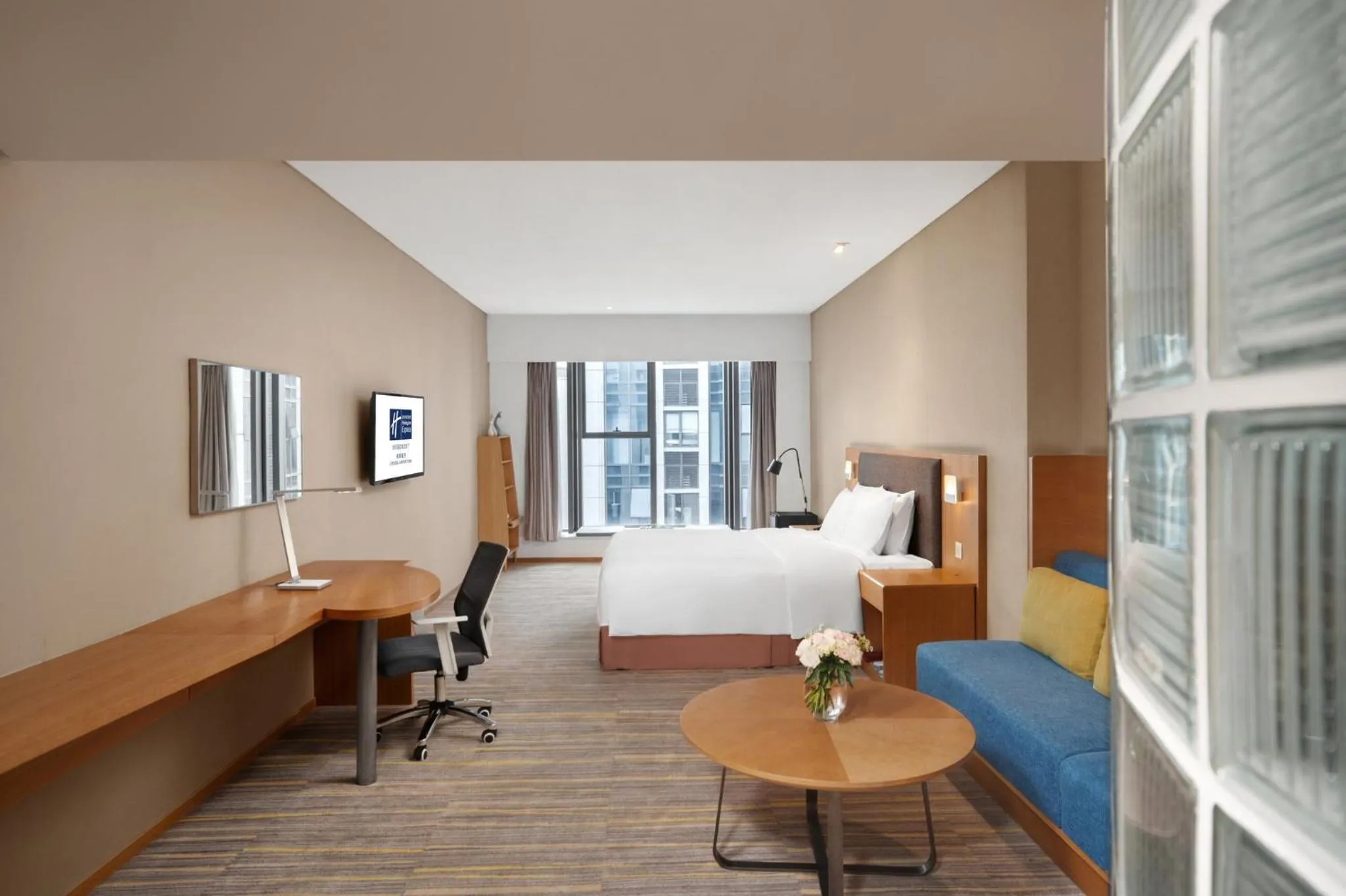 Photo of the whole room, Bed in Holiday Inn Express Chengdu Airport Zone Shuangliu International Airport