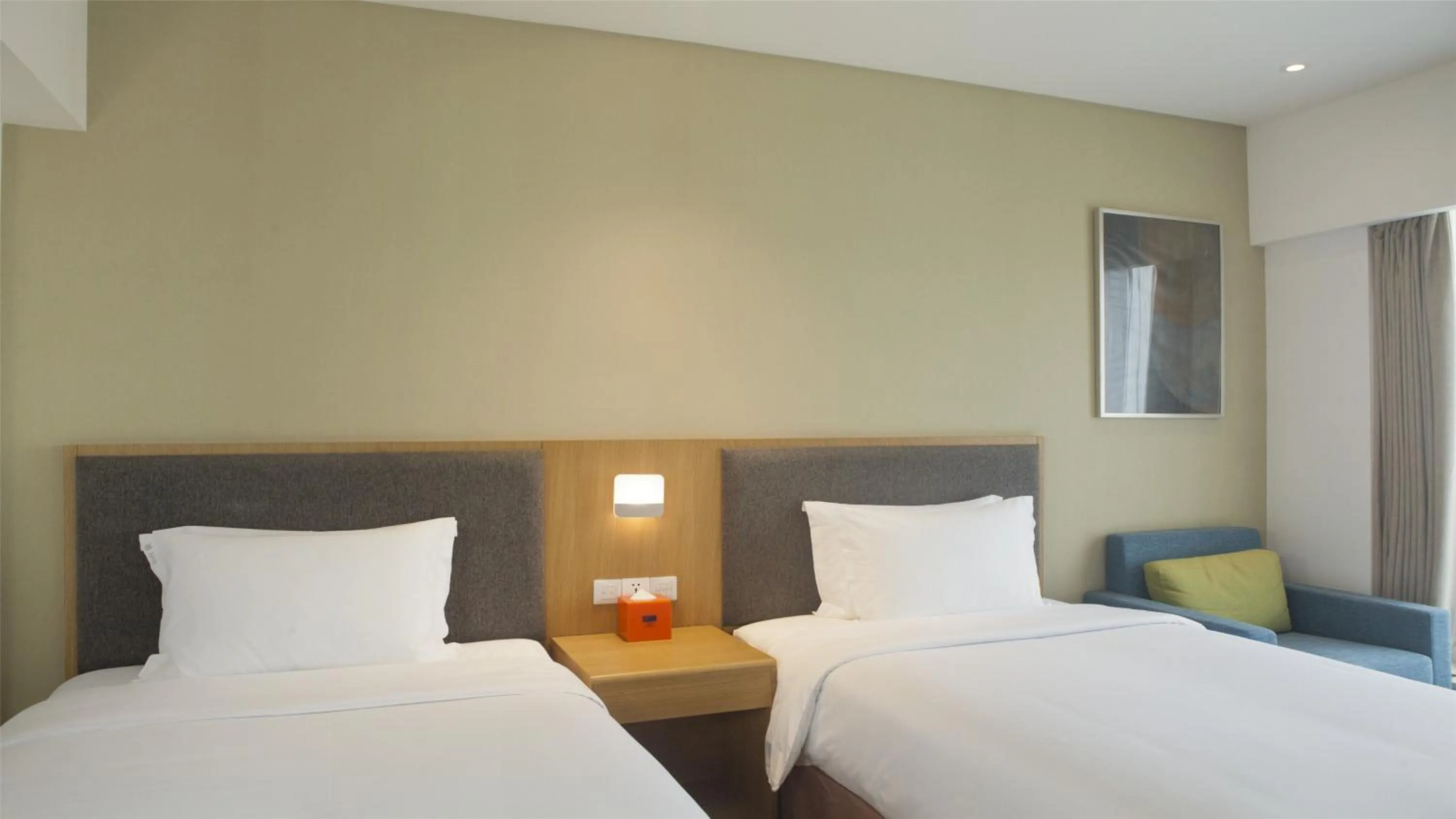Photo of the whole room, Bed in Holiday Inn Express Chengdu Airport Zone Shuangliu International Airport