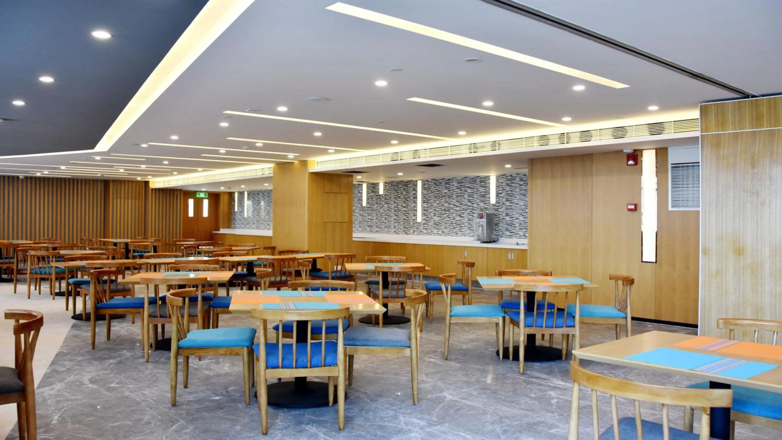 Restaurant/places to eat in Holiday Inn Express Chengdu Airport Zone Shuangliu International Airport