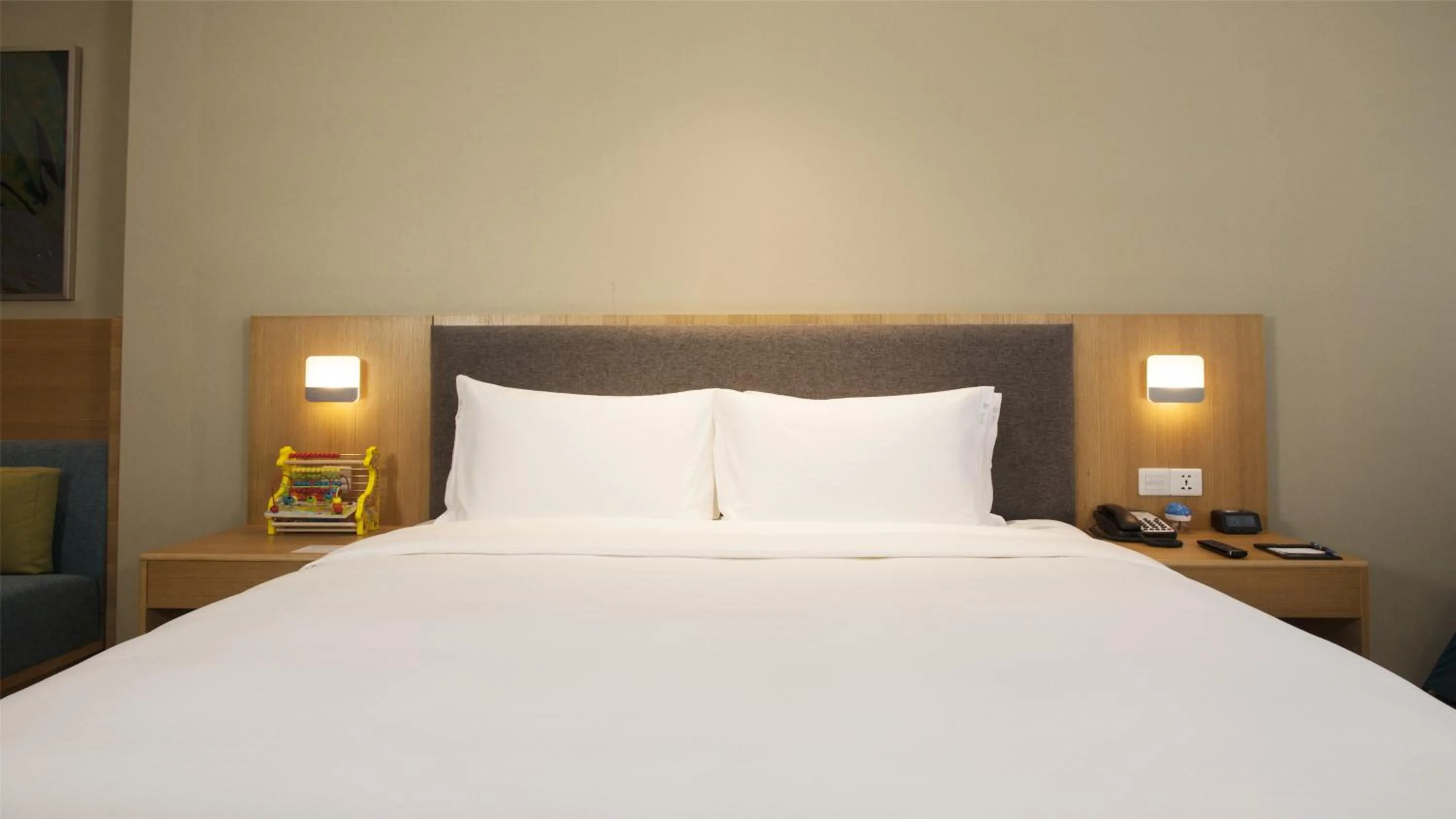 Photo of the whole room, Bed in Holiday Inn Express Chengdu Airport Zone Shuangliu International Airport