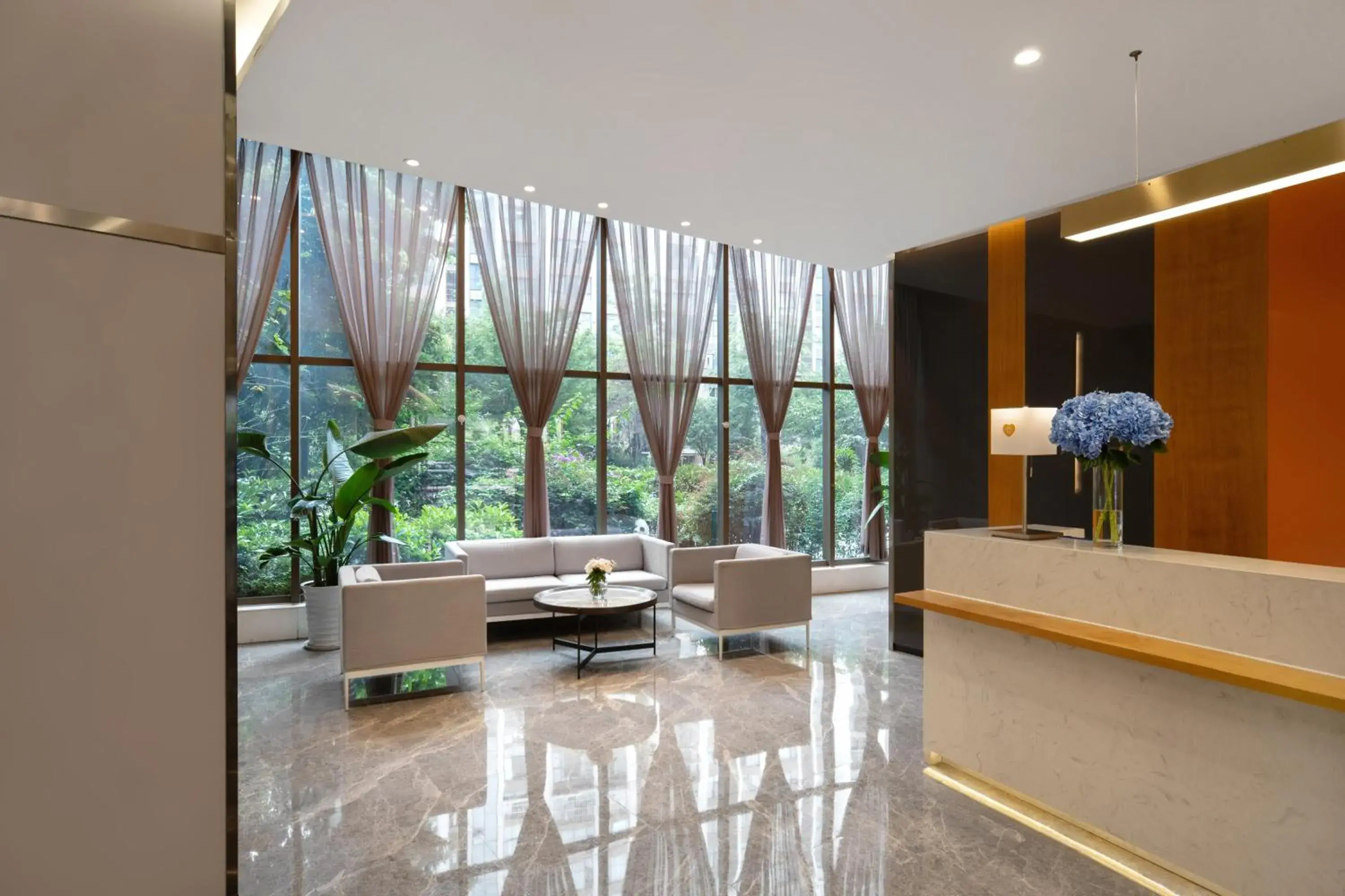 Lobby or reception in Holiday Inn Express Chengdu Airport Zone Shuangliu International Airport Lobby or reception in Holiday Inn Express Chengdu Airport Zone Shuangliu International Airport
