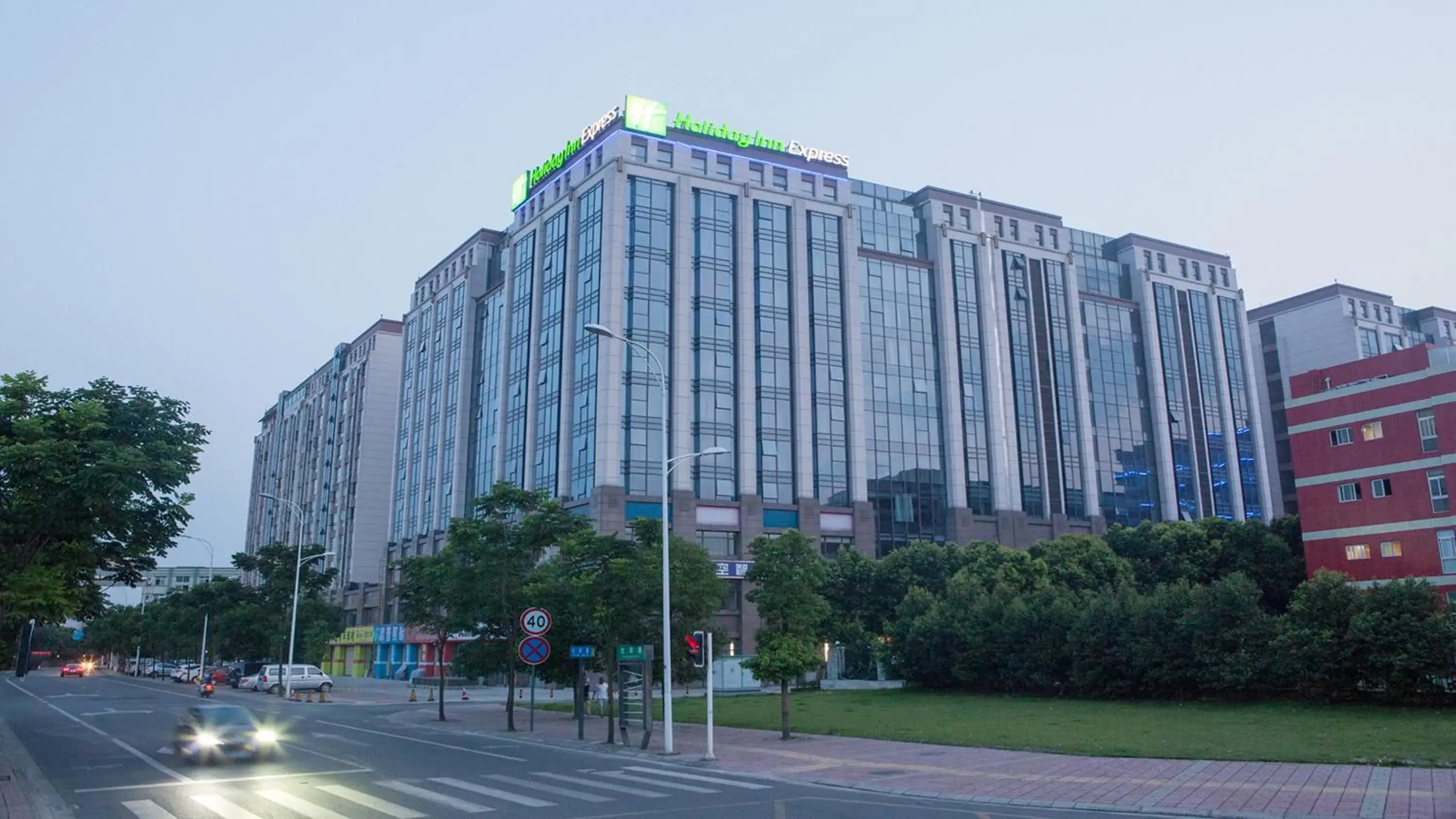 Property building in Holiday Inn Express Chengdu Airport Zone Shuangliu International Airport Property building in Holiday Inn Express Chengdu Airport Zone Shuangliu International Airport