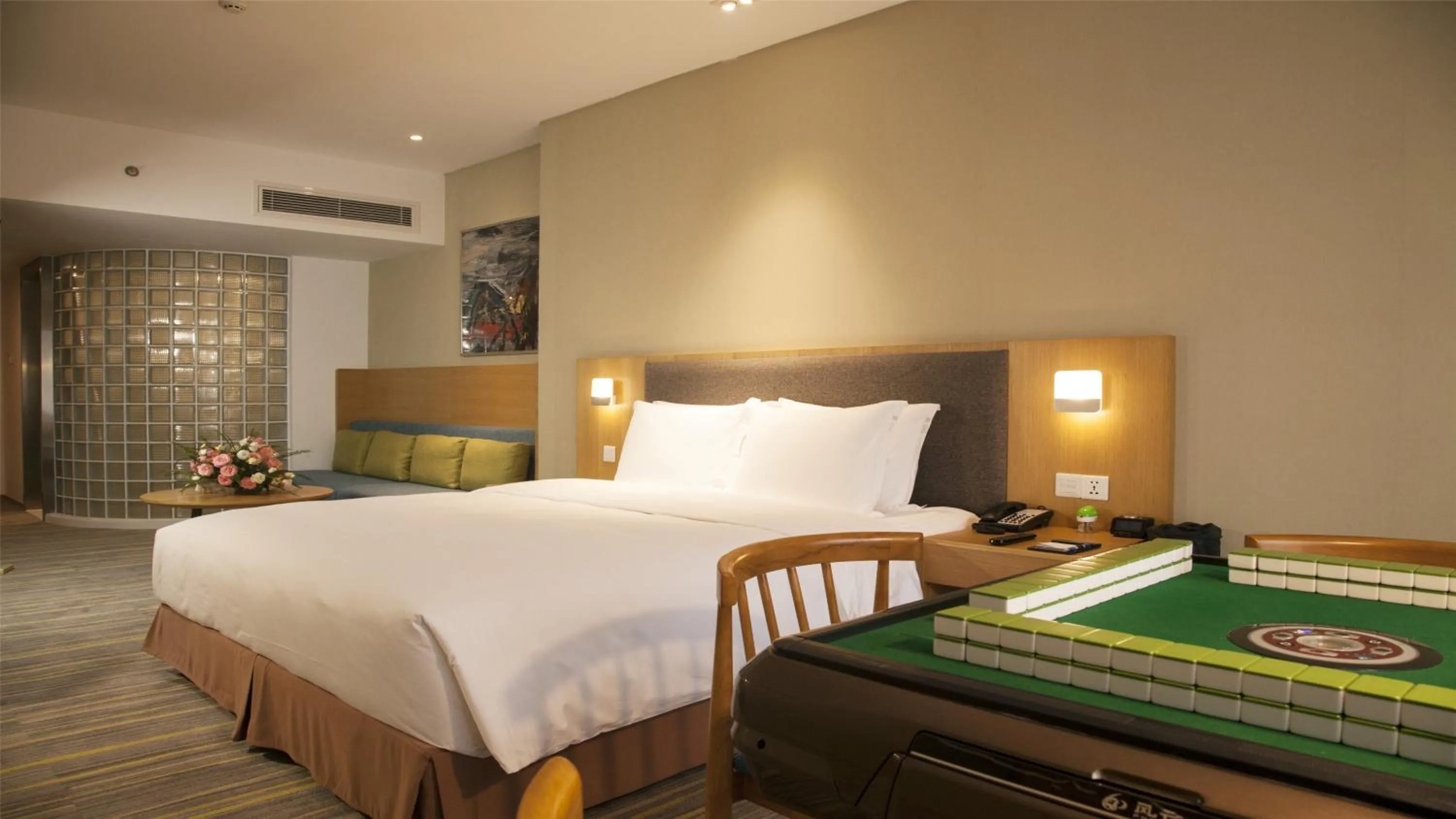 Photo of the whole room, Bed in Holiday Inn Express Chengdu Airport Zone Shuangliu International Airport