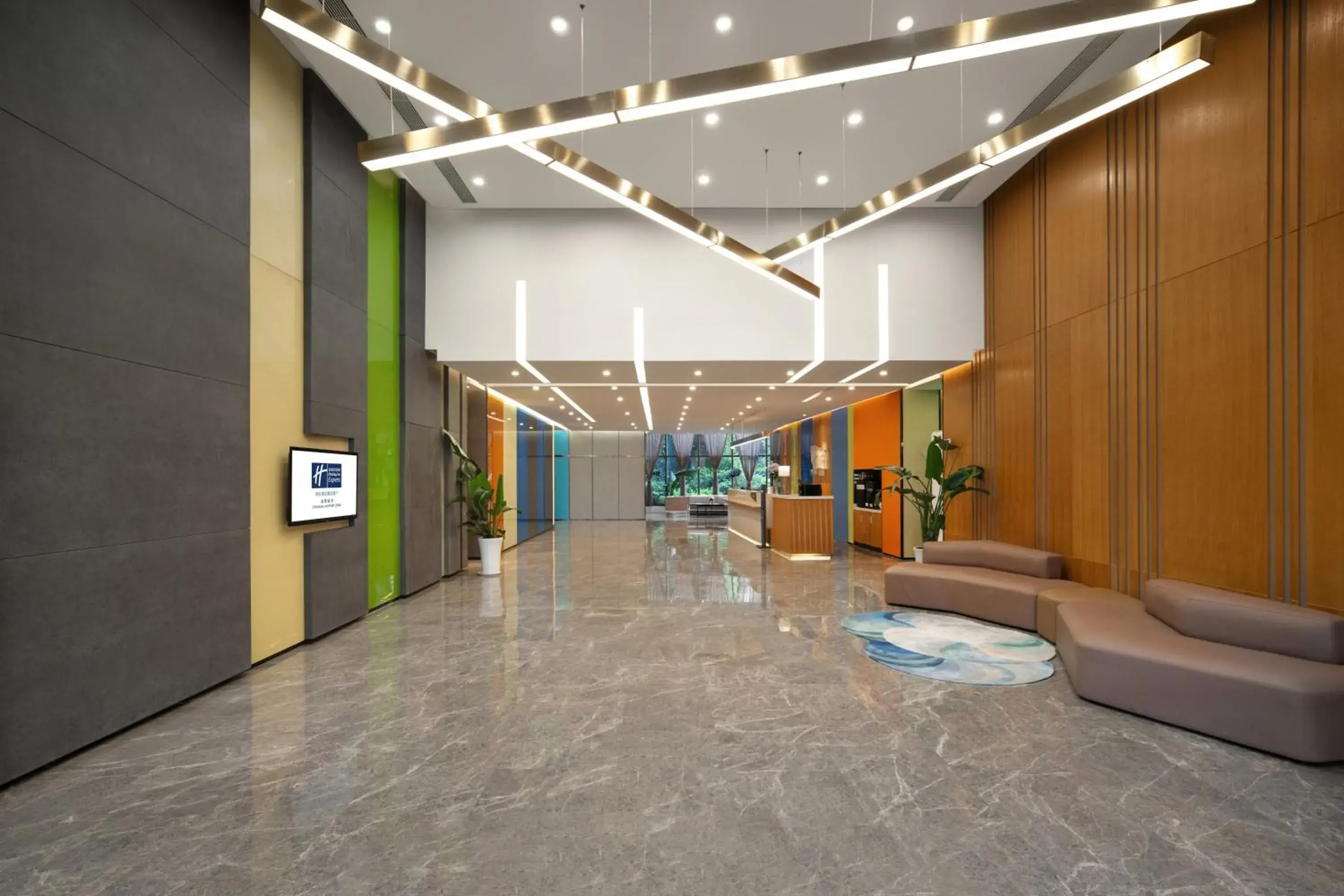 Lobby or reception in Holiday Inn Express Chengdu Airport Zone Shuangliu International Airport Lobby or reception in Holiday Inn Express Chengdu Airport Zone Shuangliu International Airport