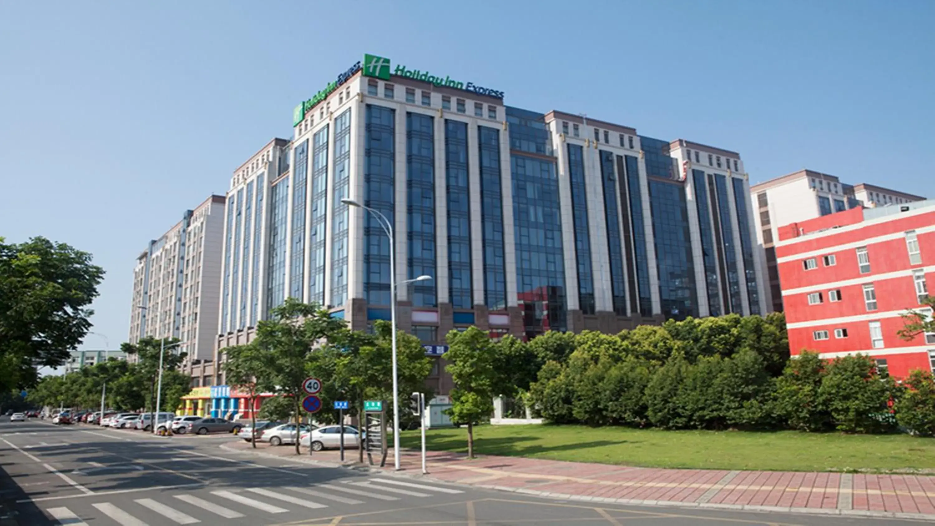 Property building in Holiday Inn Express Chengdu Airport Zone Shuangliu International Airport Property building in Holiday Inn Express Chengdu Airport Zone Shuangliu International Airport