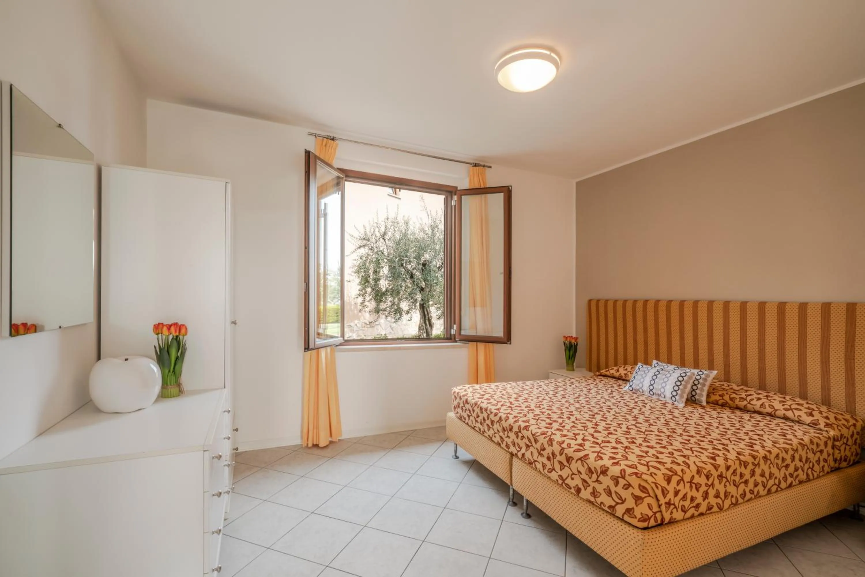 Photo of the whole room, Bed in Onda Blu Resort