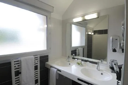 Bathroom in Logis Hôtel de la Tour
