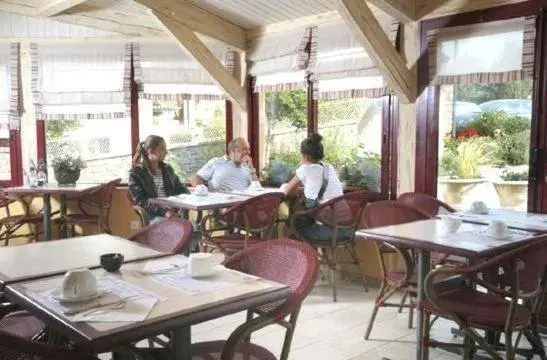 Restaurant/places to eat in Logis Hôtel de la Tour Restaurant/places to eat in Logis Hôtel de la Tour