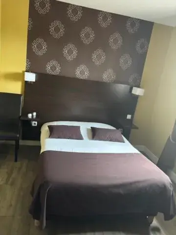 Bed in Logis Hôtel de la Tour Bed in Logis Hôtel de la Tour