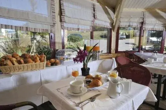 Restaurant/places to eat in Logis Hôtel de la Tour Restaurant/places to eat in Logis Hôtel de la Tour