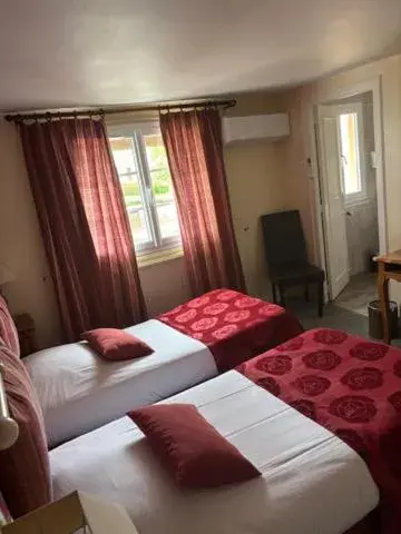 Twin Room in Logis Hôtel de la Tour Twin Room in Logis Hôtel de la Tour