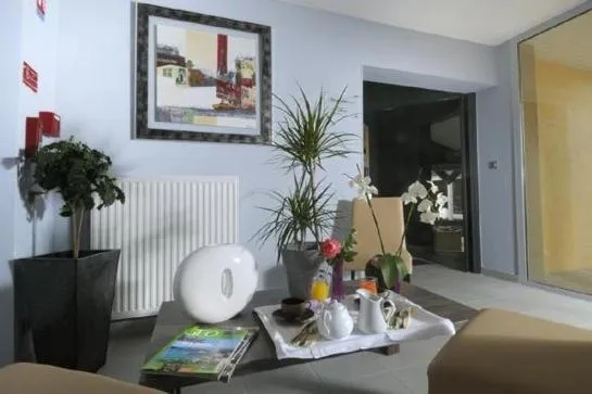 Coffee/tea facilities in Logis Hôtel de la Tour