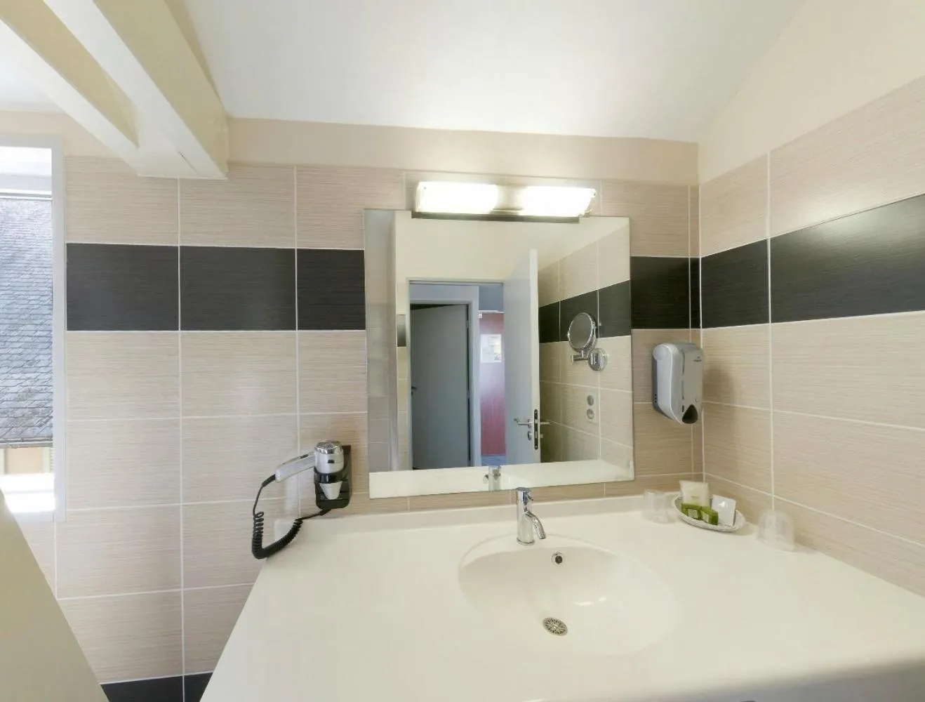 Bathroom in Logis Hôtel de la Tour