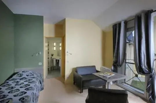 Bedroom, Bed in Logis Hôtel de la Tour Bedroom, Bed in Logis Hôtel de la Tour