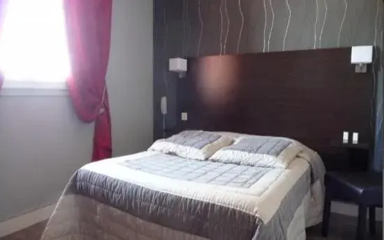 Bedroom, Bed in Logis Hôtel de la Tour Bedroom, Bed in Logis Hôtel de la Tour