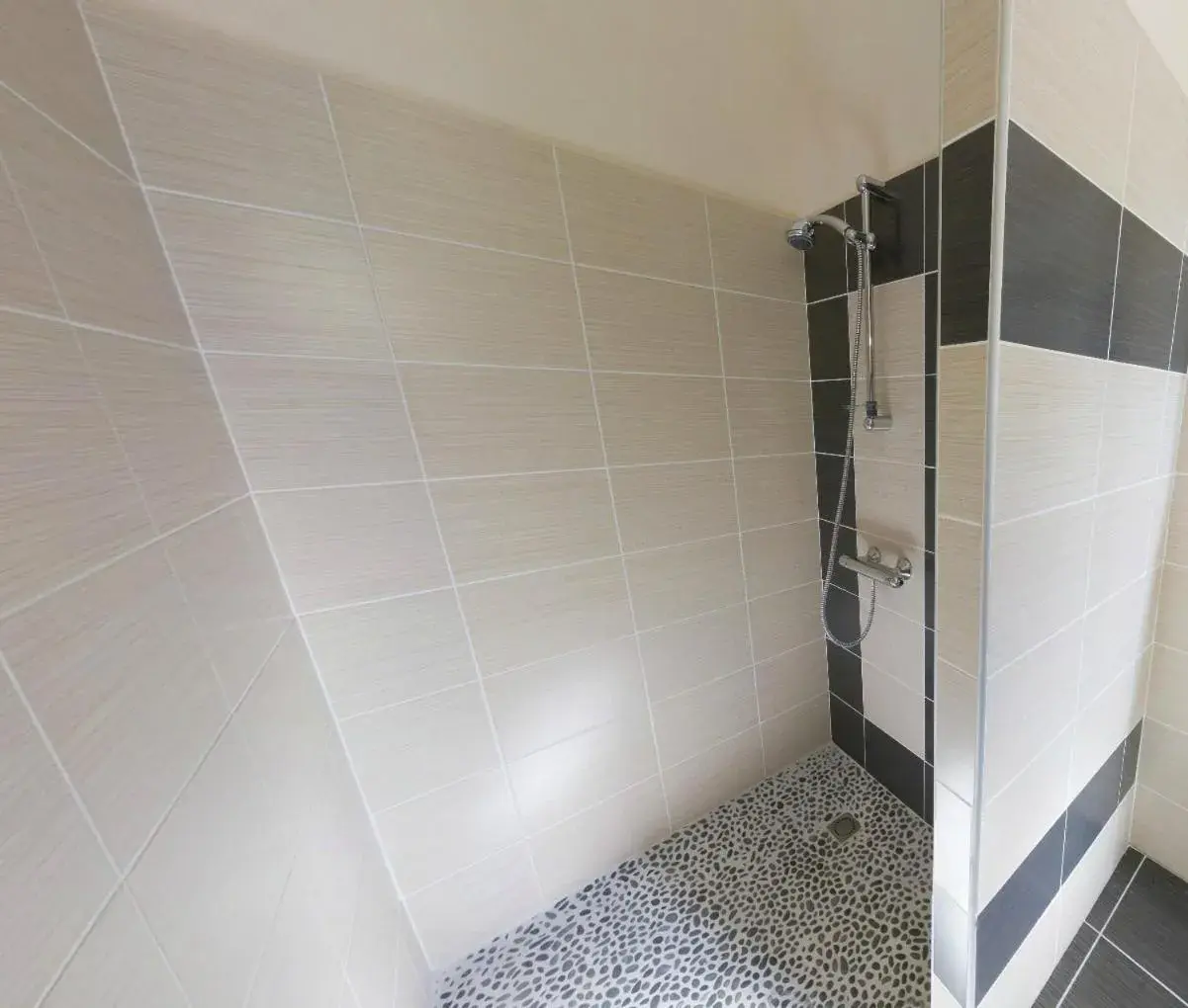 Shower in Logis Hôtel de la Tour Shower in Logis Hôtel de la Tour