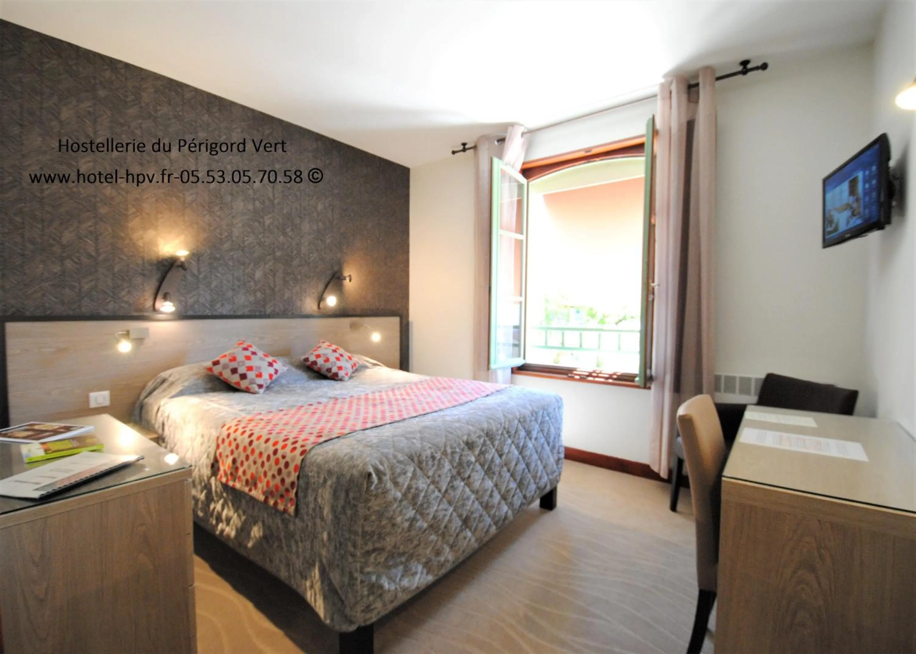 Double Room with Bath in Hostellerie du Perigord Vert-Logis