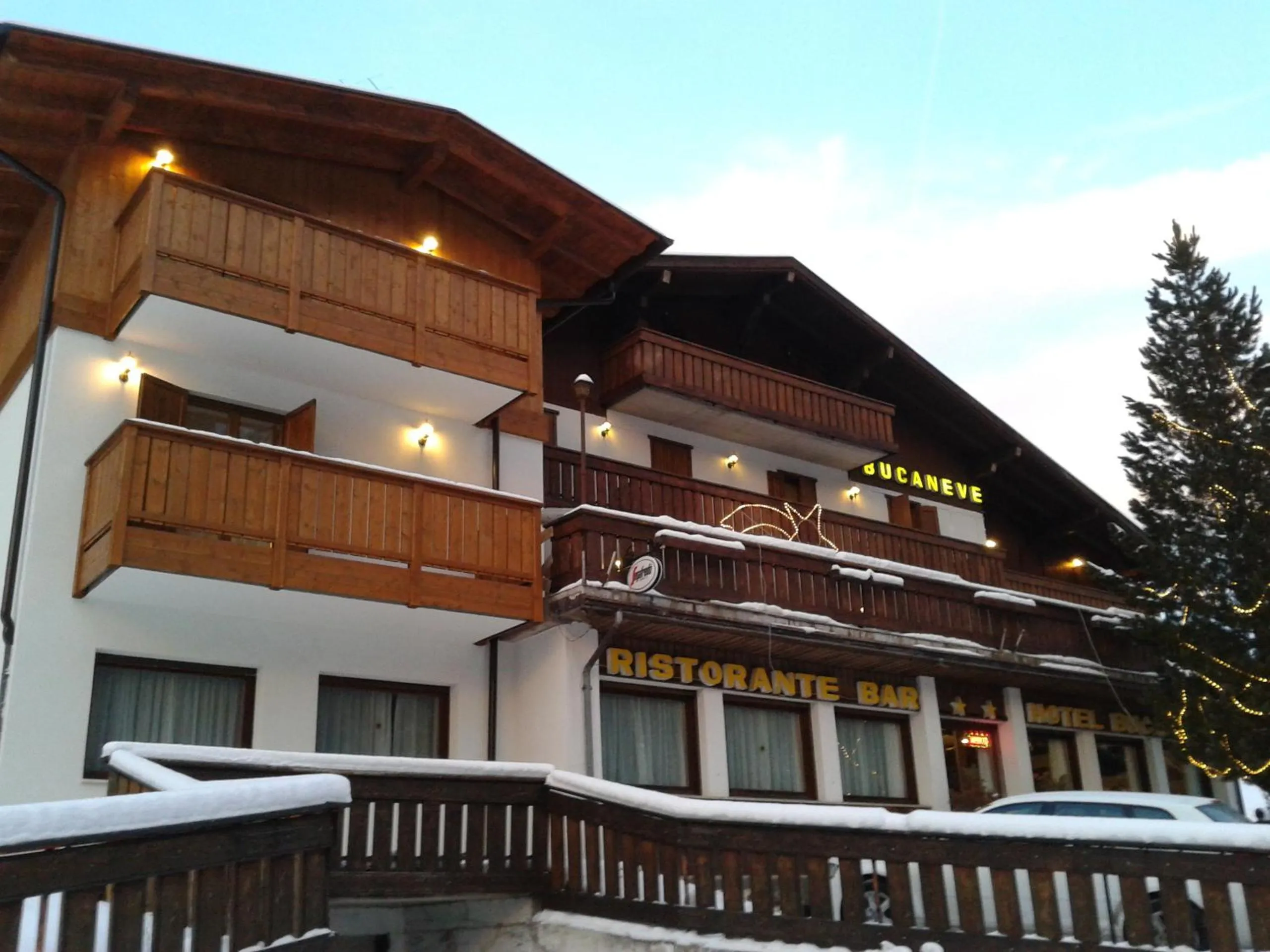 Facade/entrance in Hotel Bucaneve
