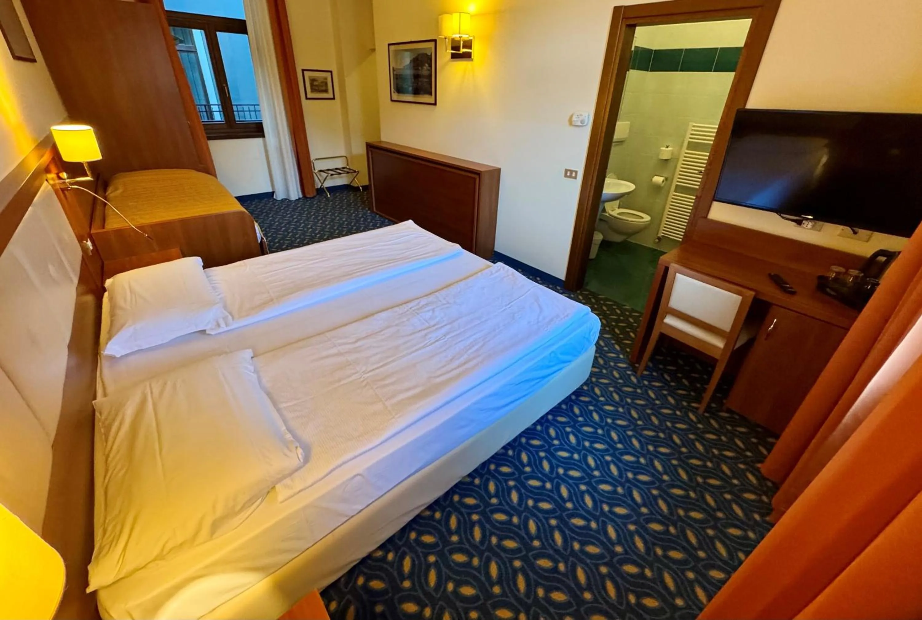 Bedroom, Bed in Lake Hotel Benaco