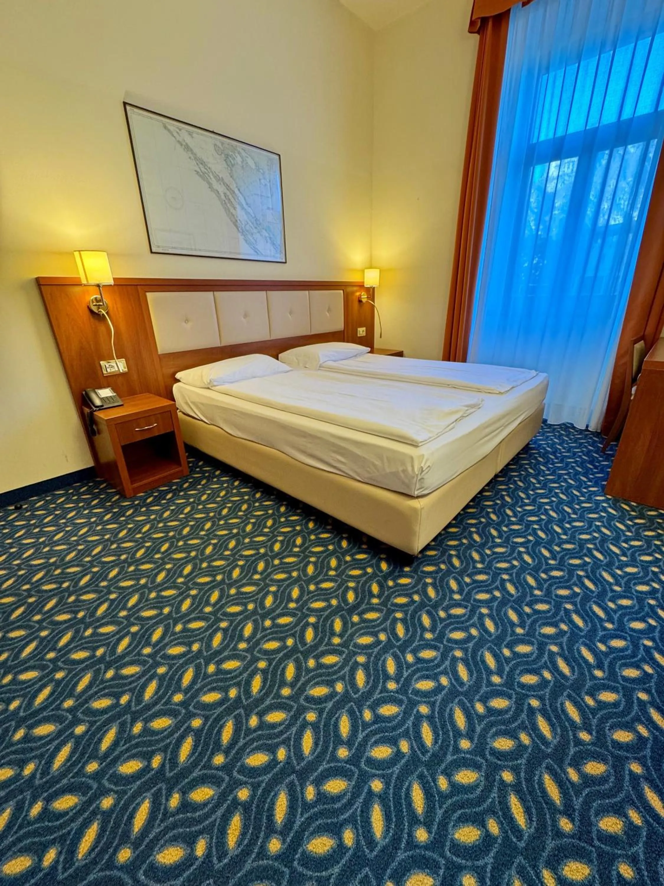 Bedroom, Bed in Lake Hotel Benaco