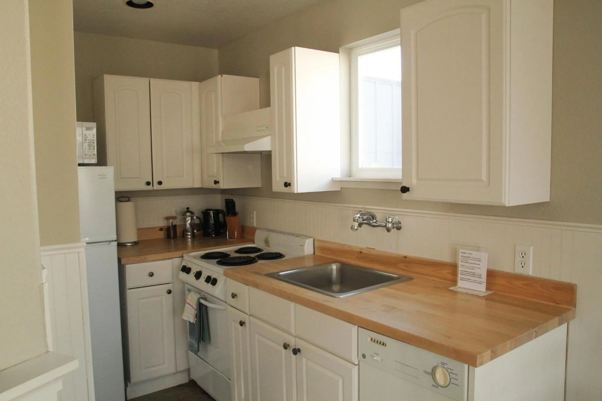 Kitchen or kitchenette in Boardwalk Cottages
