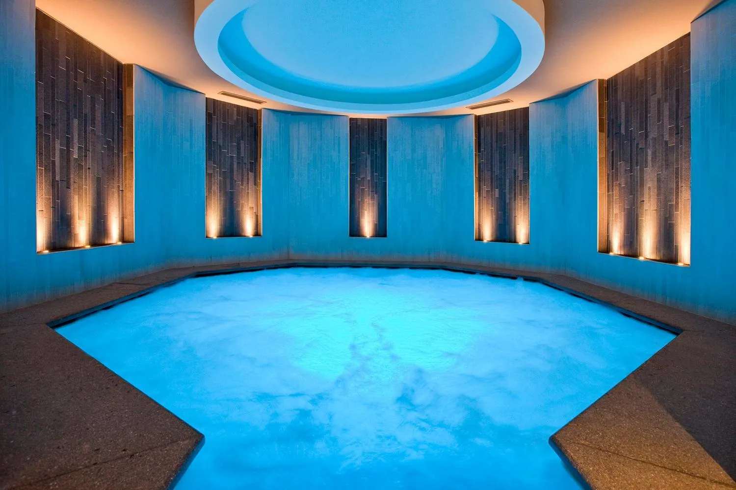 Hot Tub in Rio Stava Family Resort & Spa