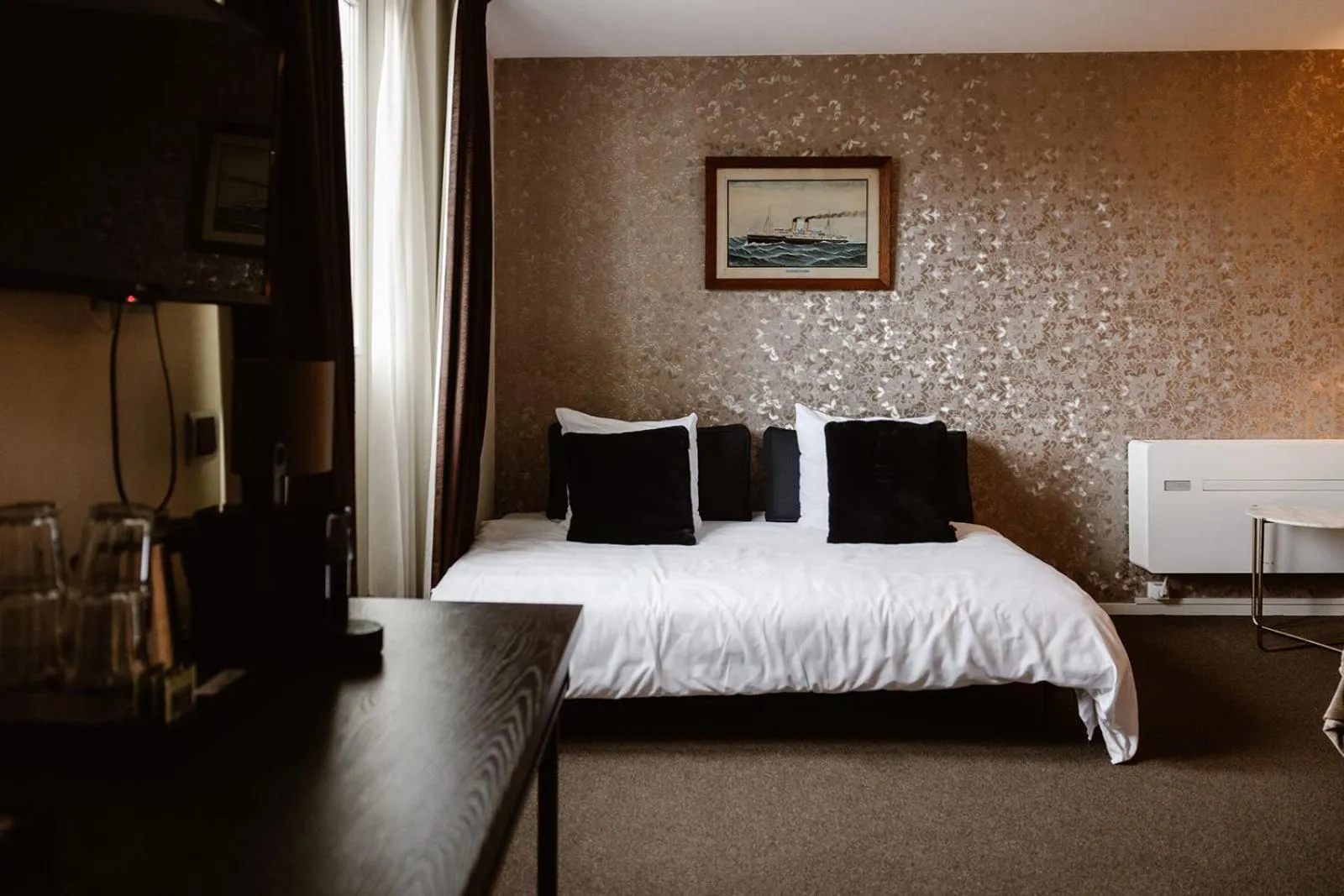 Bed in Hotel Amerika