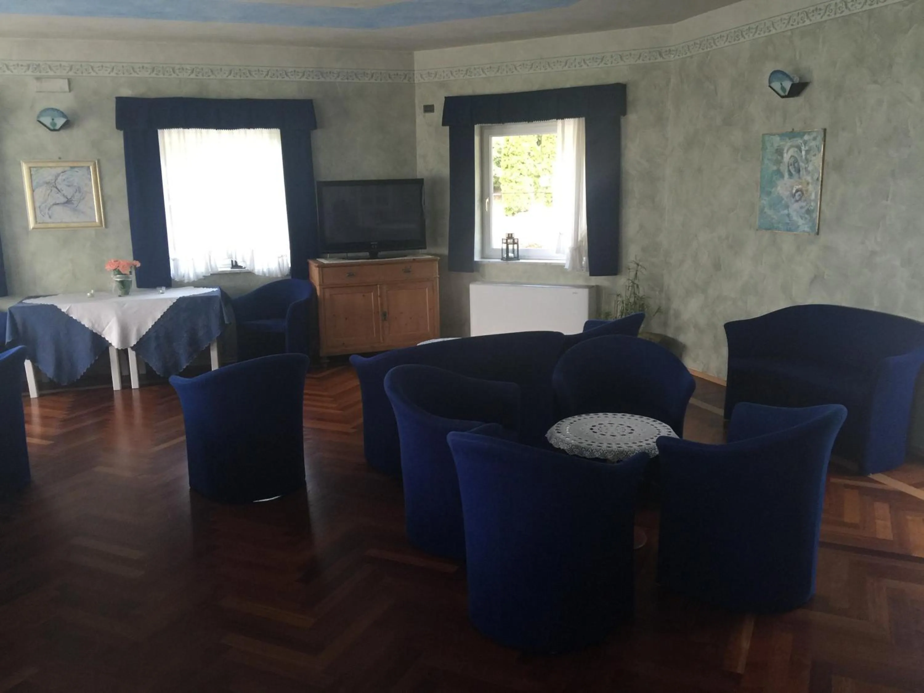 Communal lounge/ TV room in Hotel Scaranò