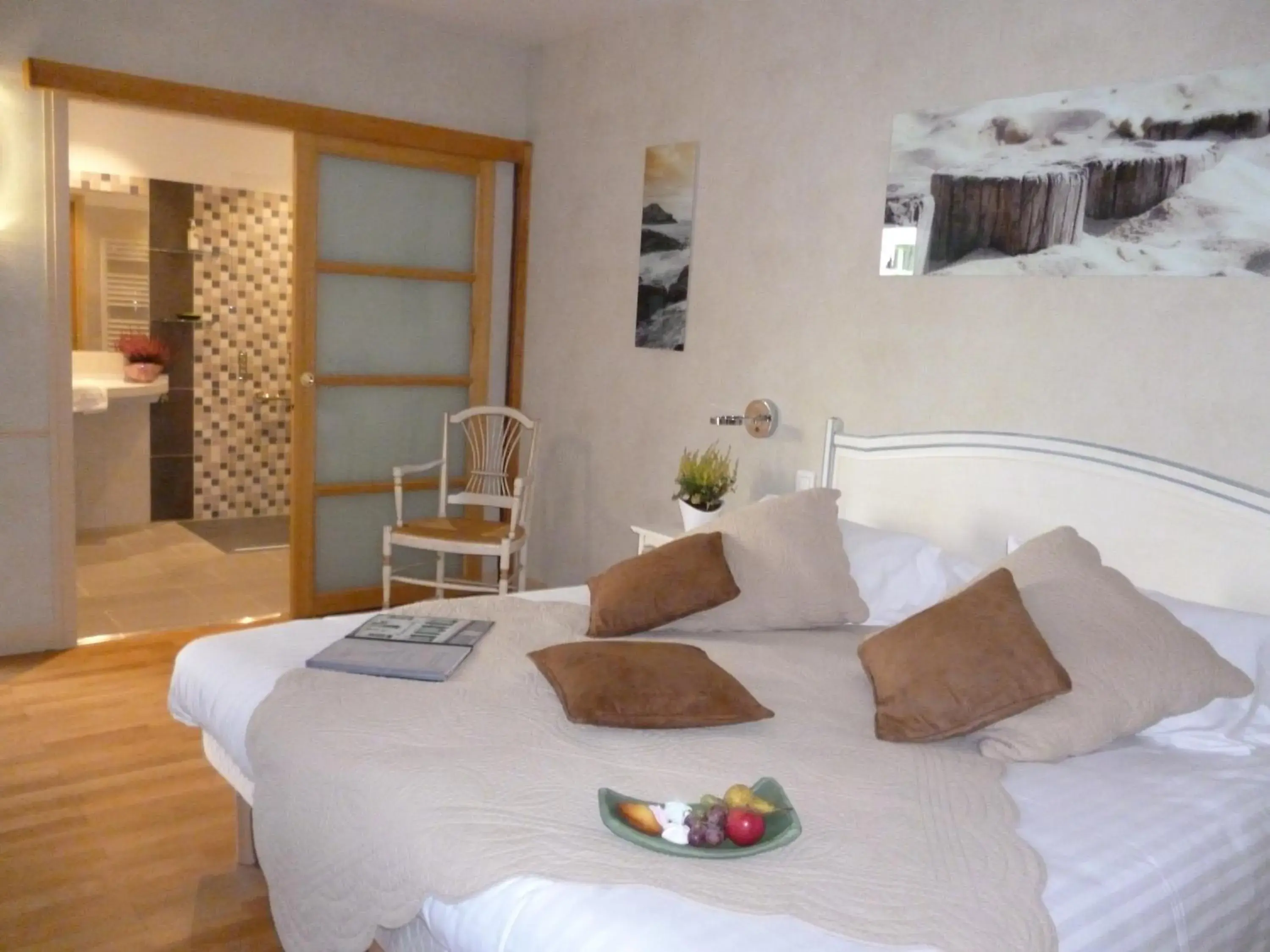 Double Room - Disability Access in Hôtel Picardia Double Room - Disability Access in Hôtel Picardia