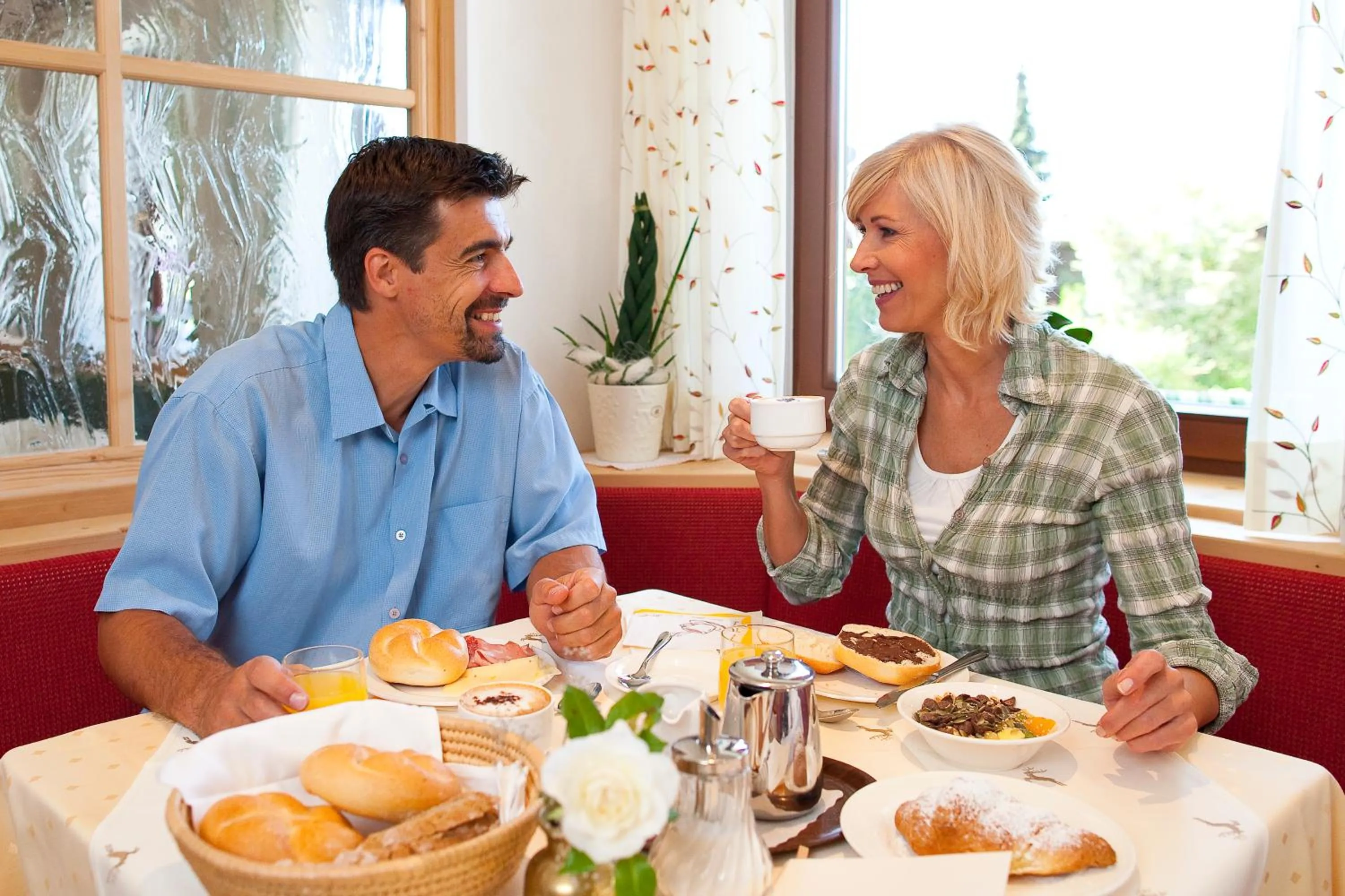 People in Hotel Falken