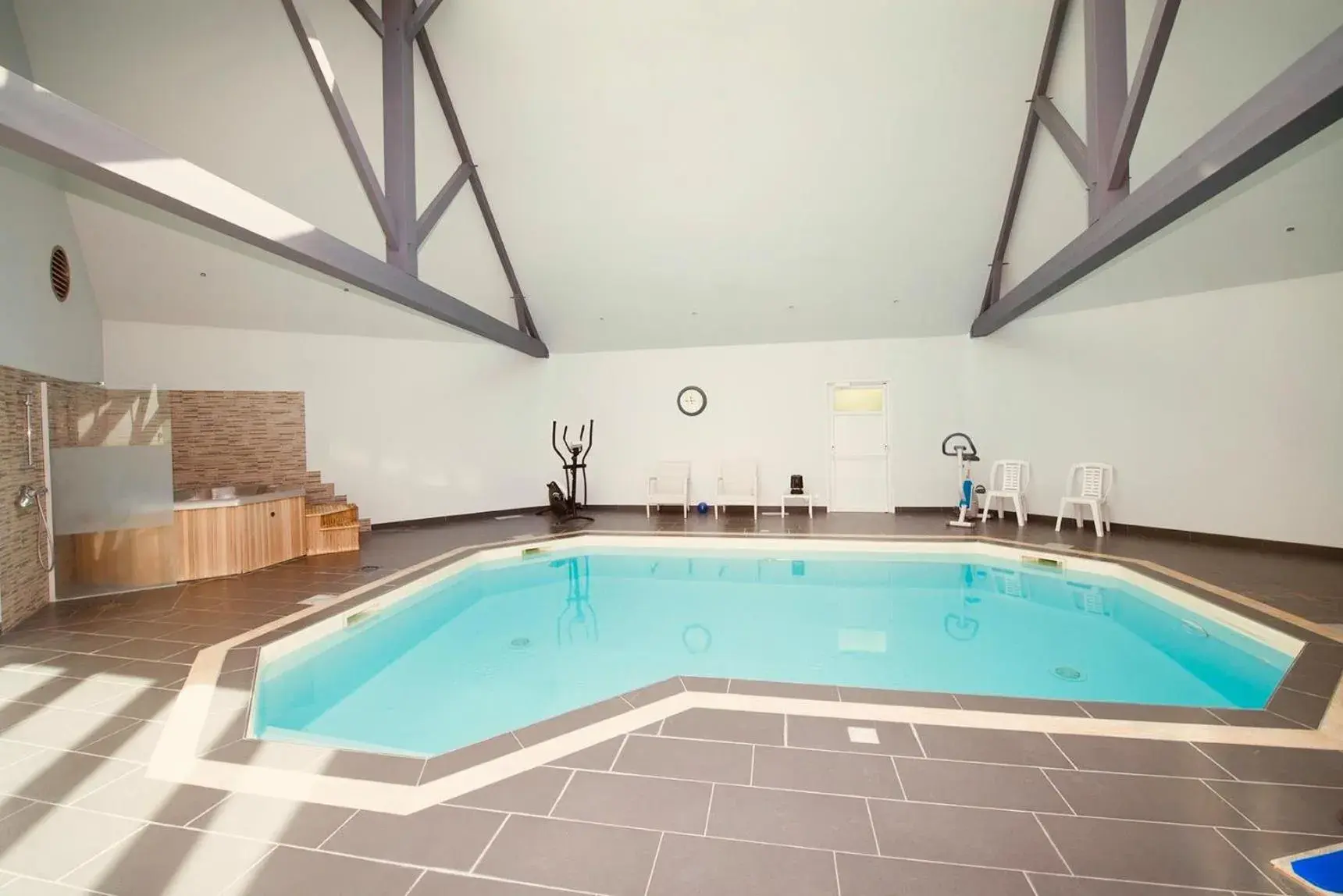 Swimming pool in Logis Auberge Bienvenue Swimming pool in Logis Auberge Bienvenue