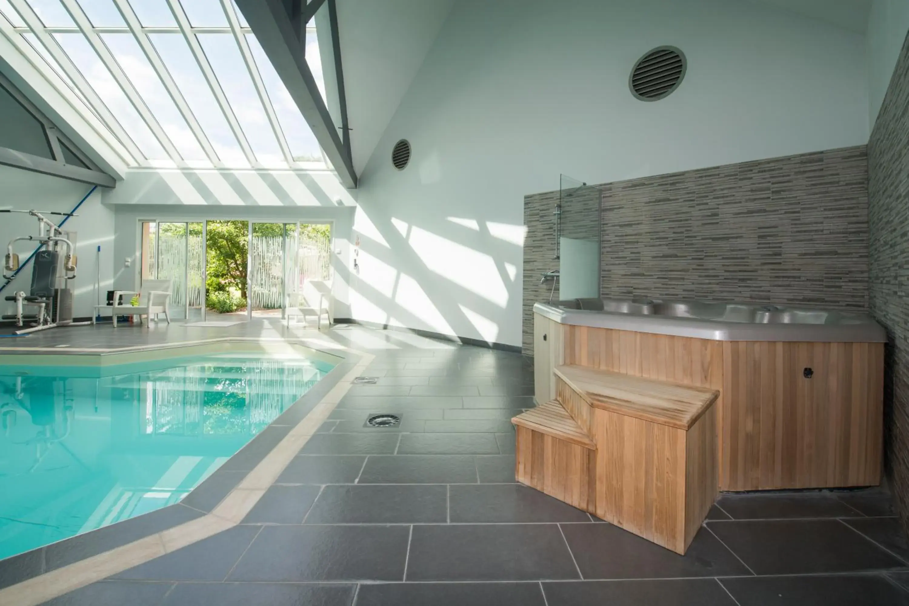 Swimming pool in Logis Auberge Bienvenue Swimming pool in Logis Auberge Bienvenue