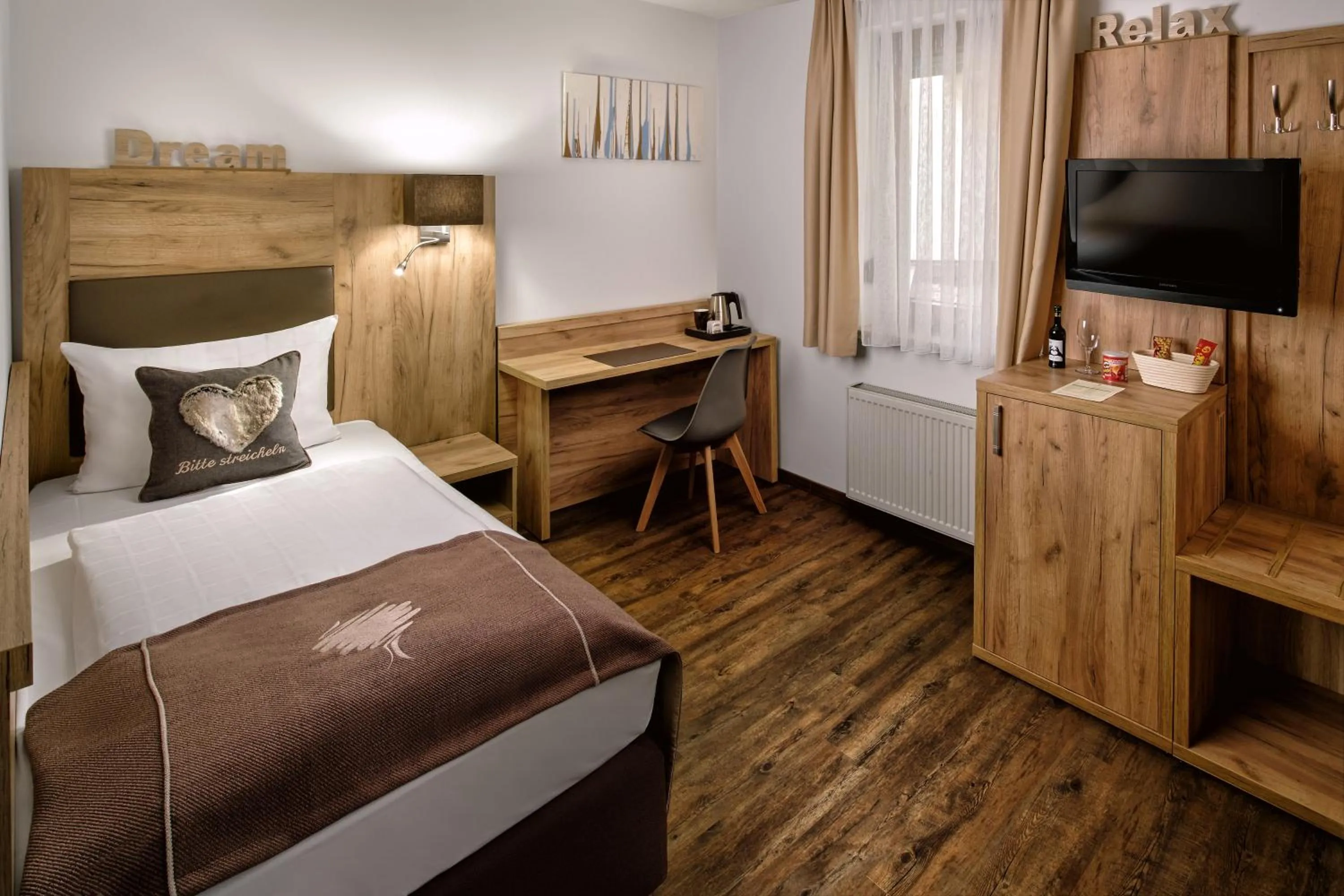 Photo of the whole room, Bed in Neo Hotel Linde Esslingen