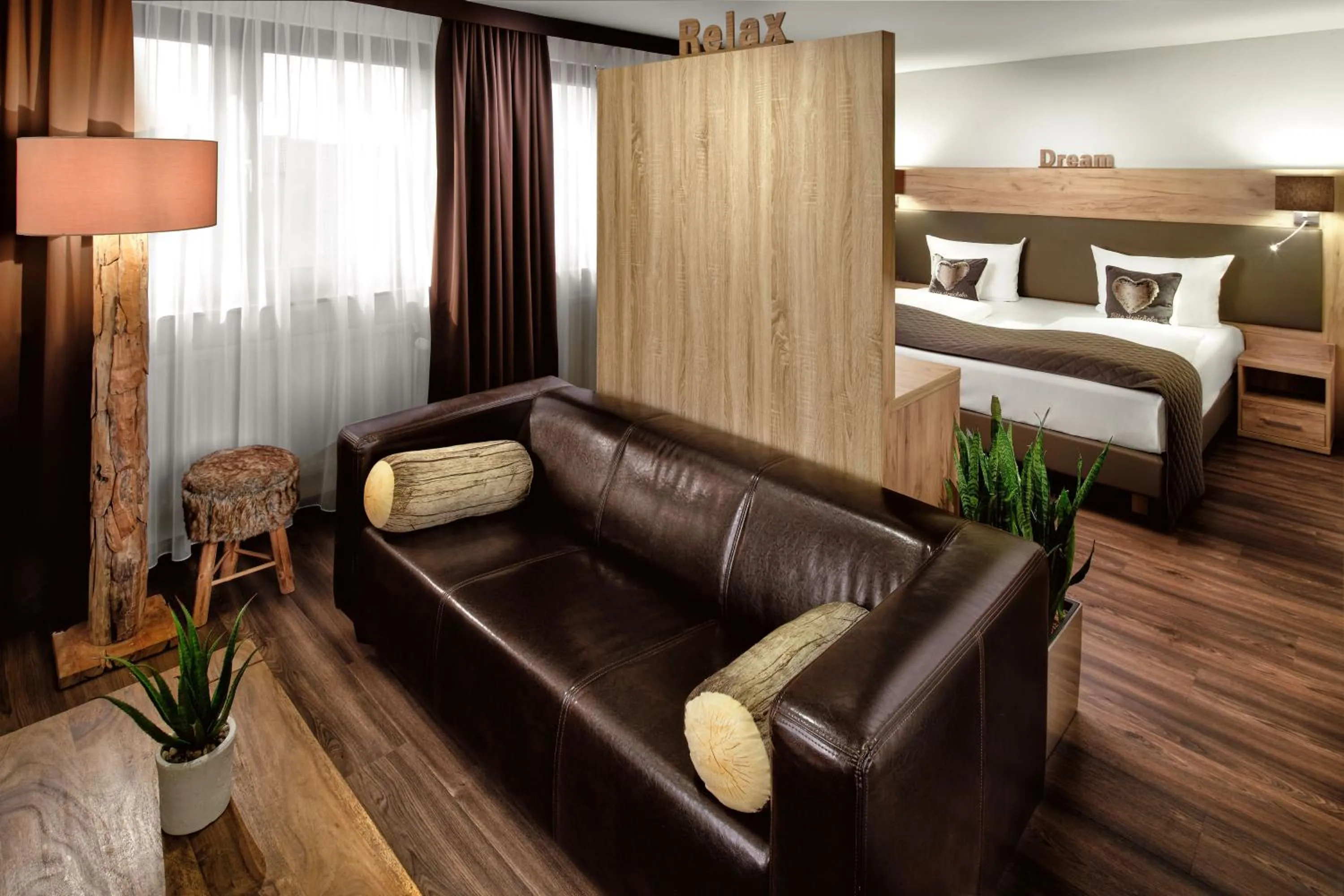 Seating area, Bed in Neo Hotel Linde Esslingen