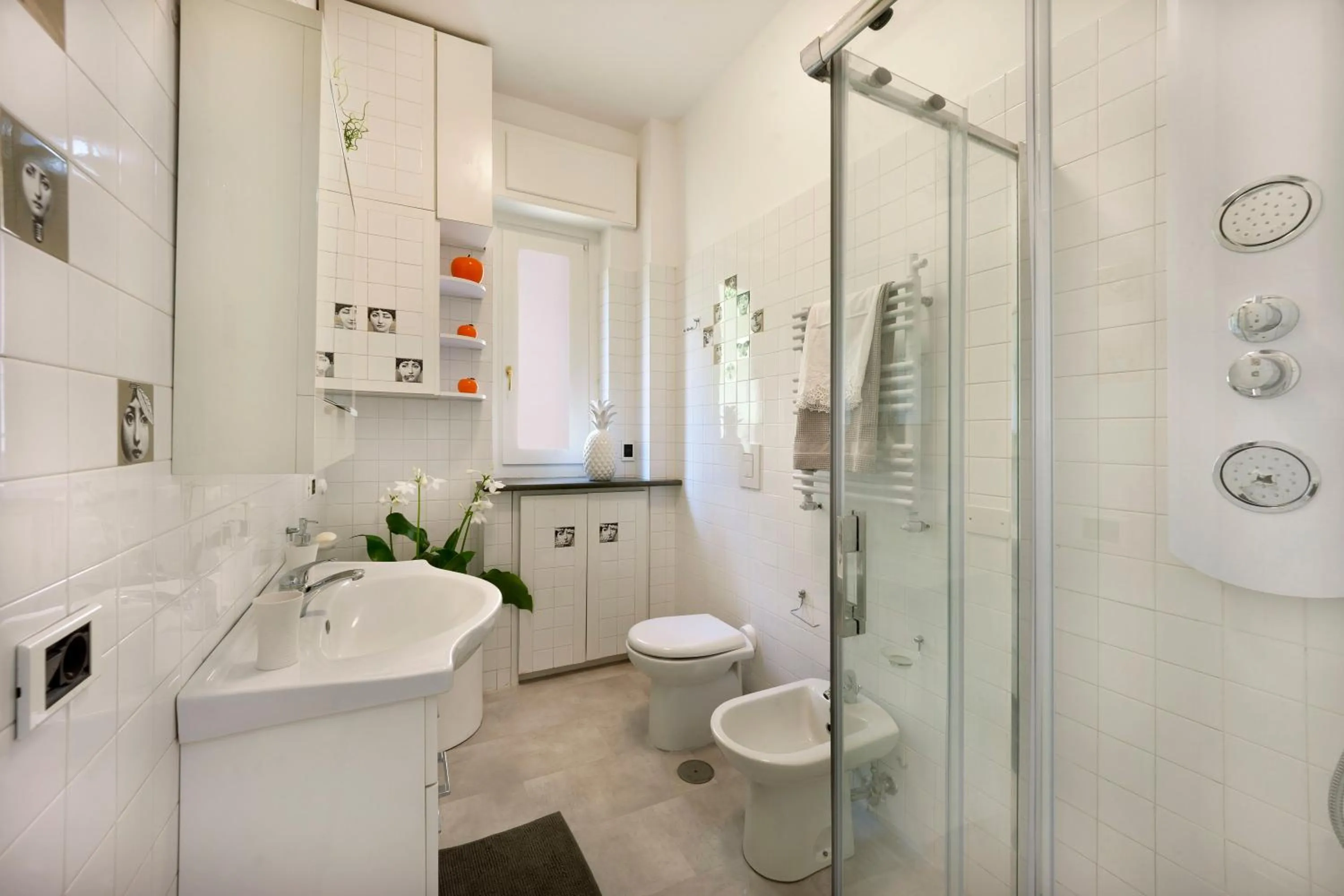 Bathroom in Sorrento Flower Rooms