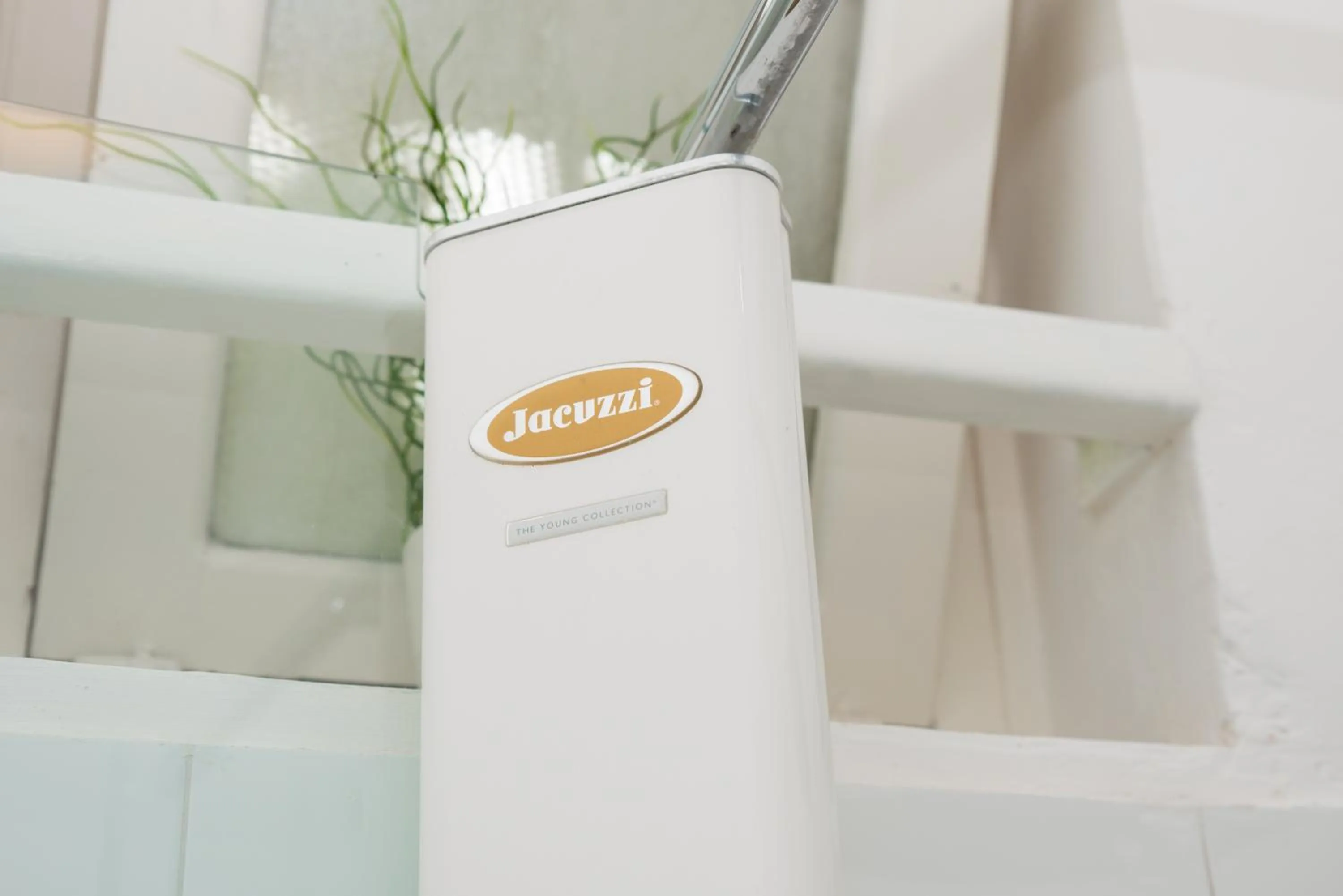 Hot Tub in Sorrento Flower Rooms