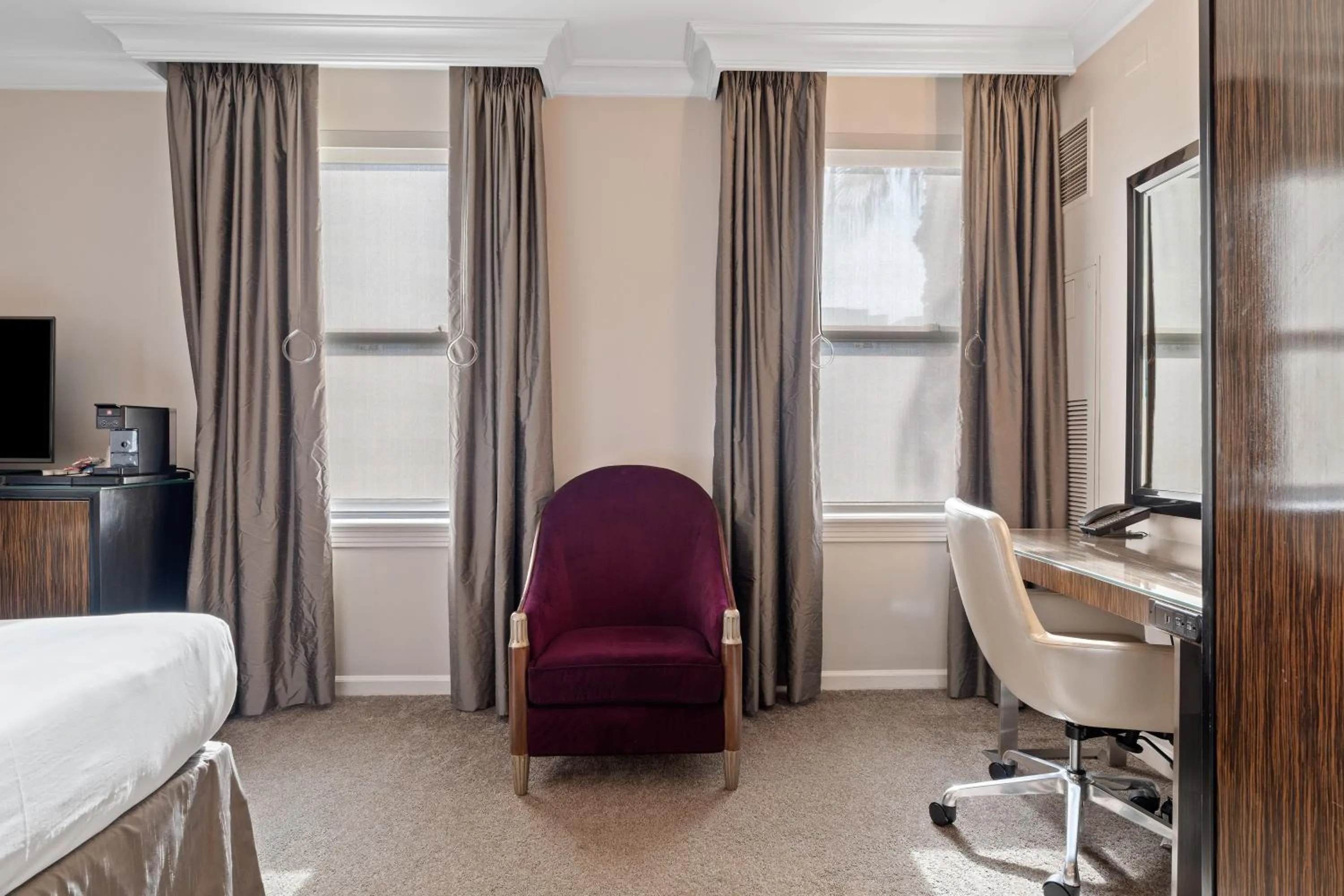 Seating area in Hotel de Anza by IHG