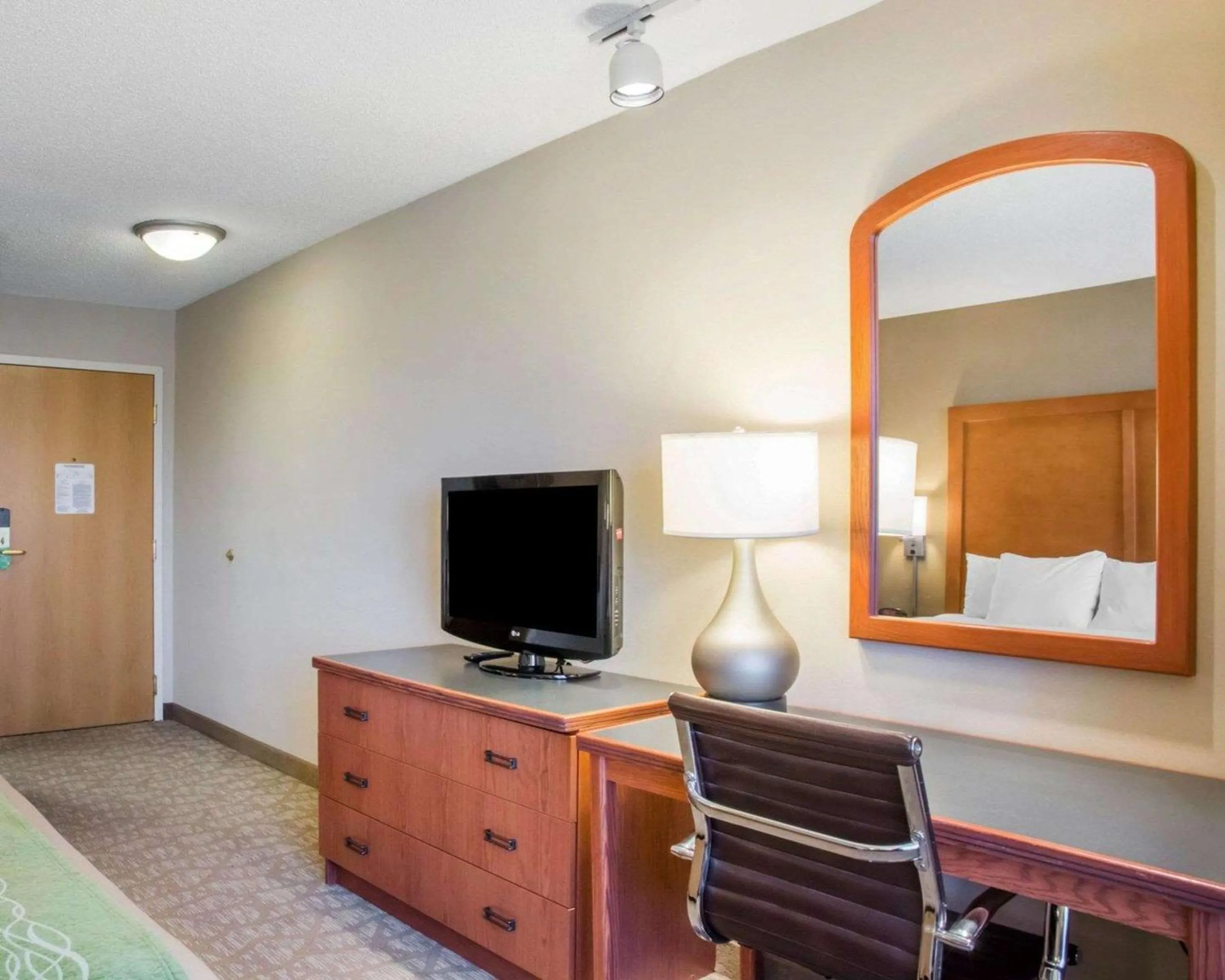 Photo of the whole room, Bed in Comfort Inn & Suites West Chester - North Cincinnati