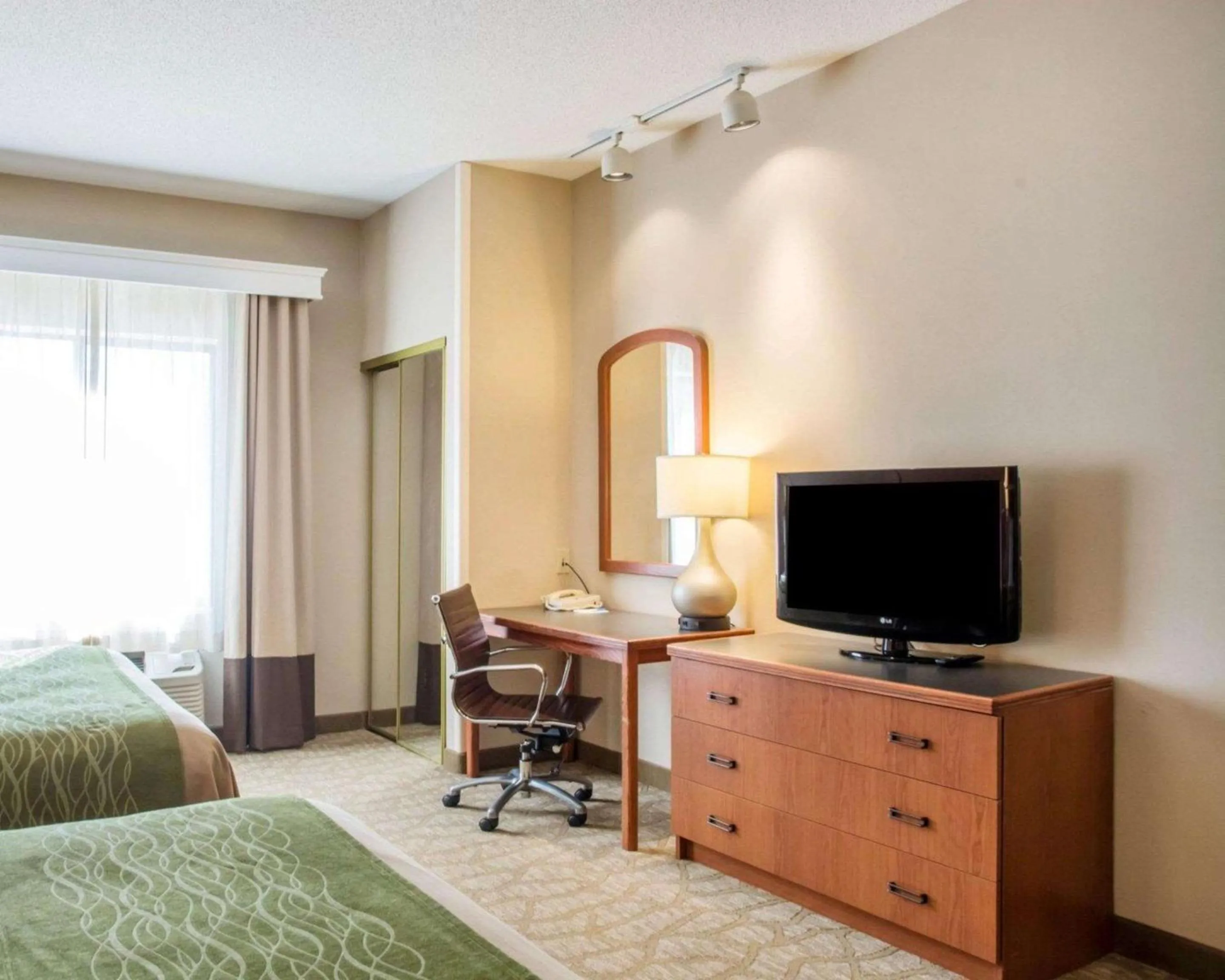 Bedroom, Bed in Comfort Inn & Suites West Chester - North Cincinnati