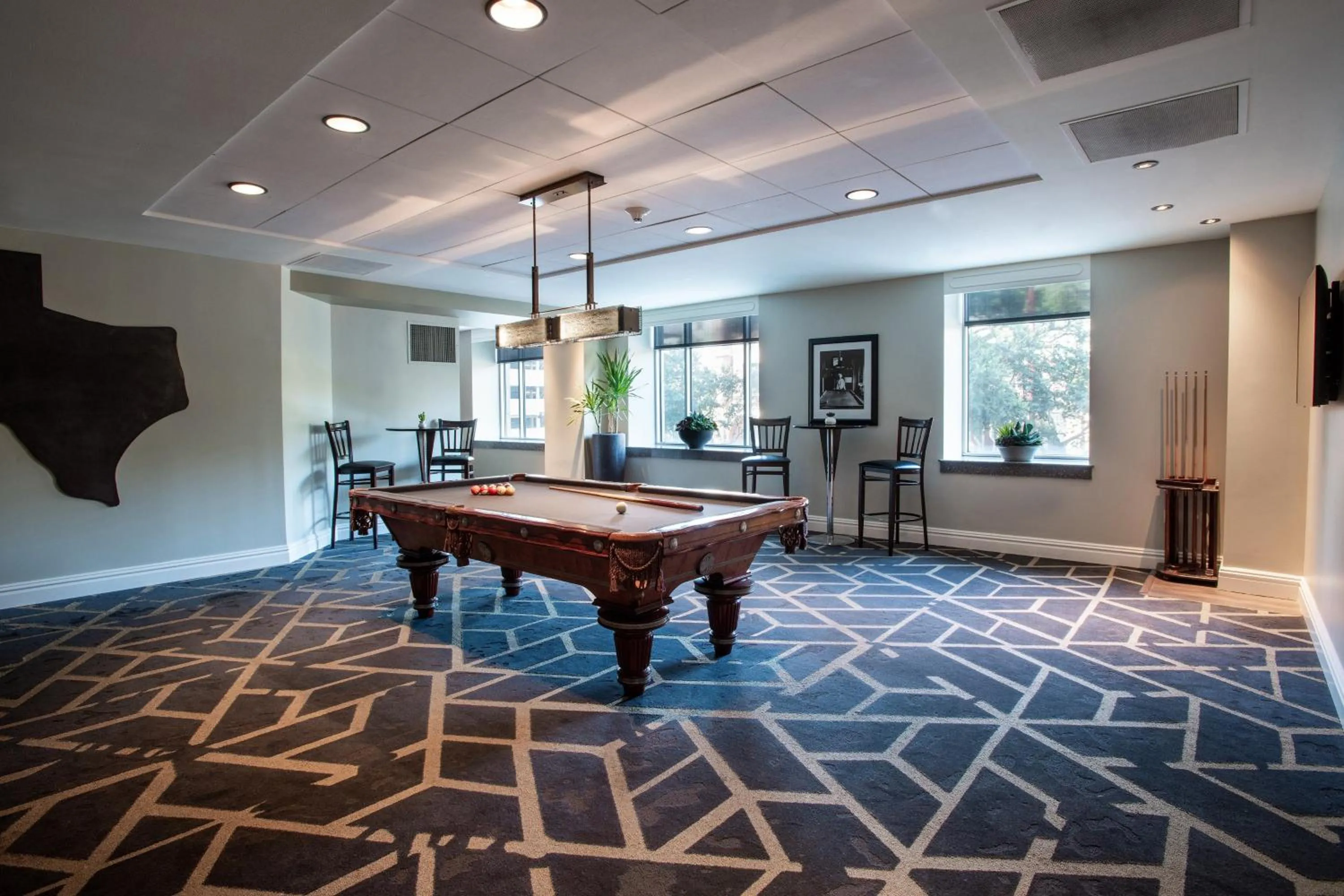 Lounge or bar in Magnolia Hotel Houston, a Tribute Portfolio Hotel