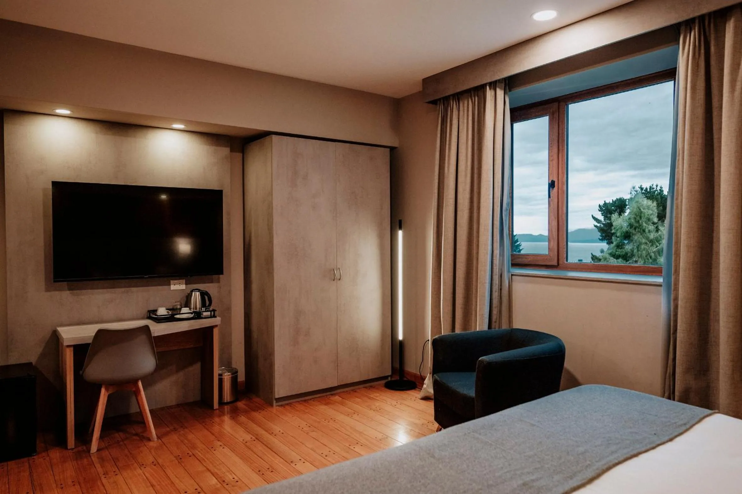 Bedroom, Bed in Basia Hotel & Sushi