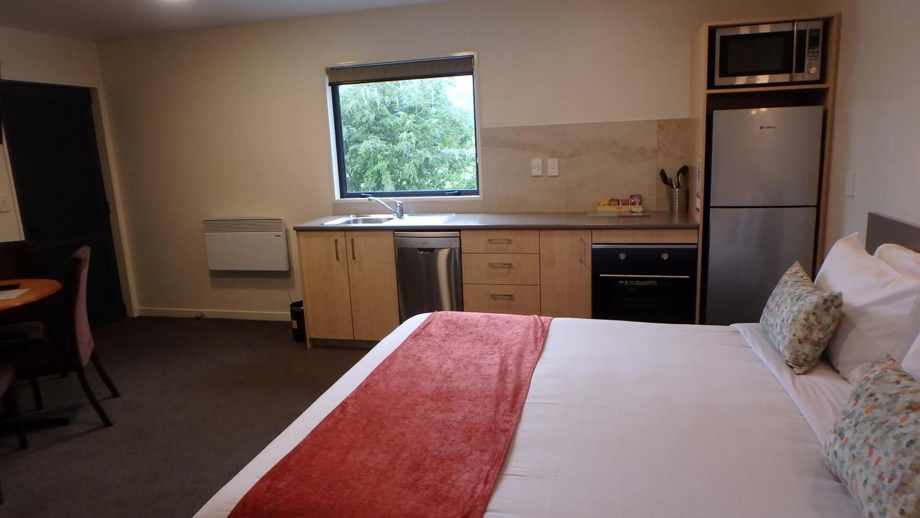 Kitchen or kitchenette, Bed in Bella Vista Queenstown