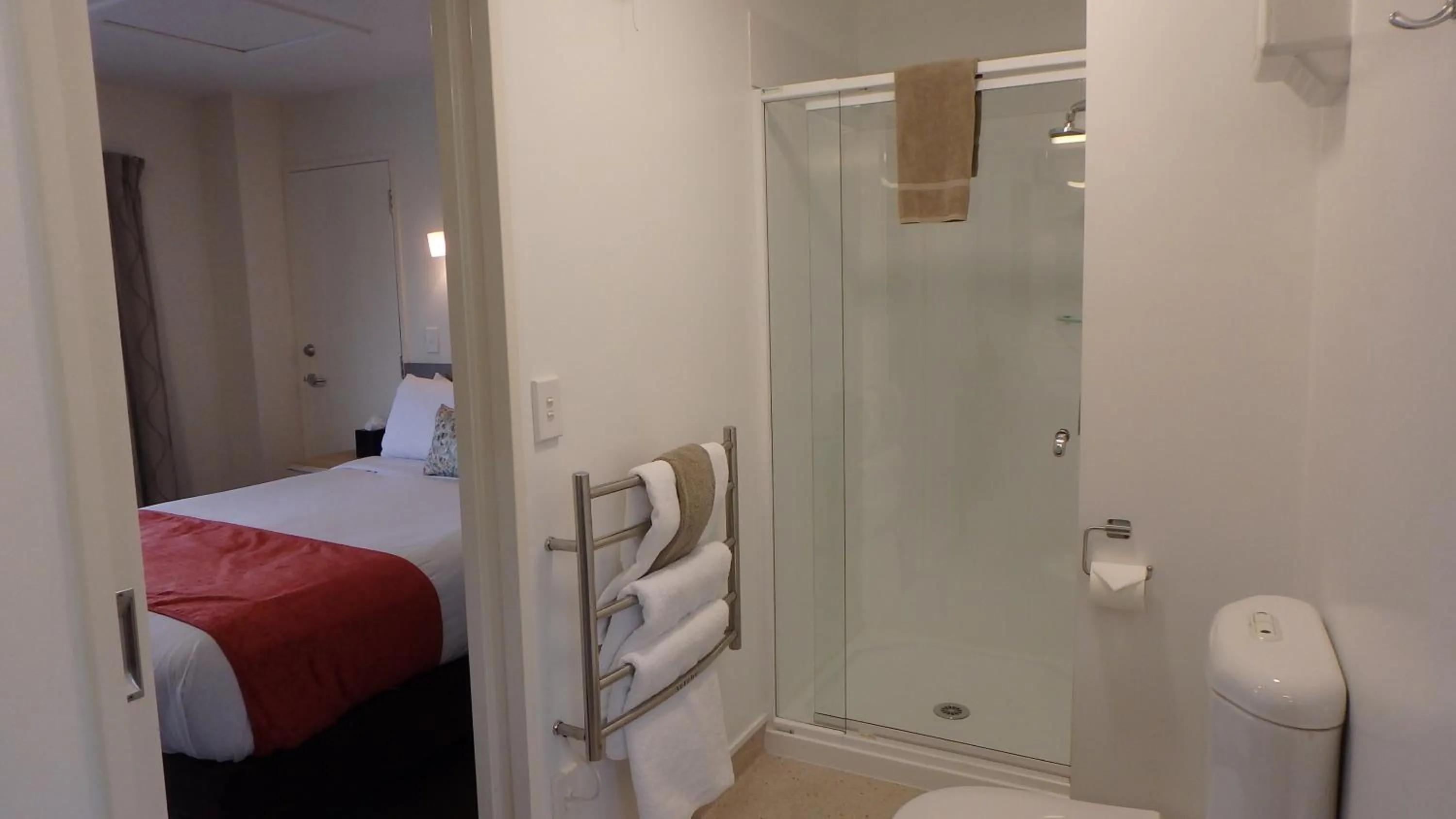 Bathroom, Bed in Bella Vista Queenstown