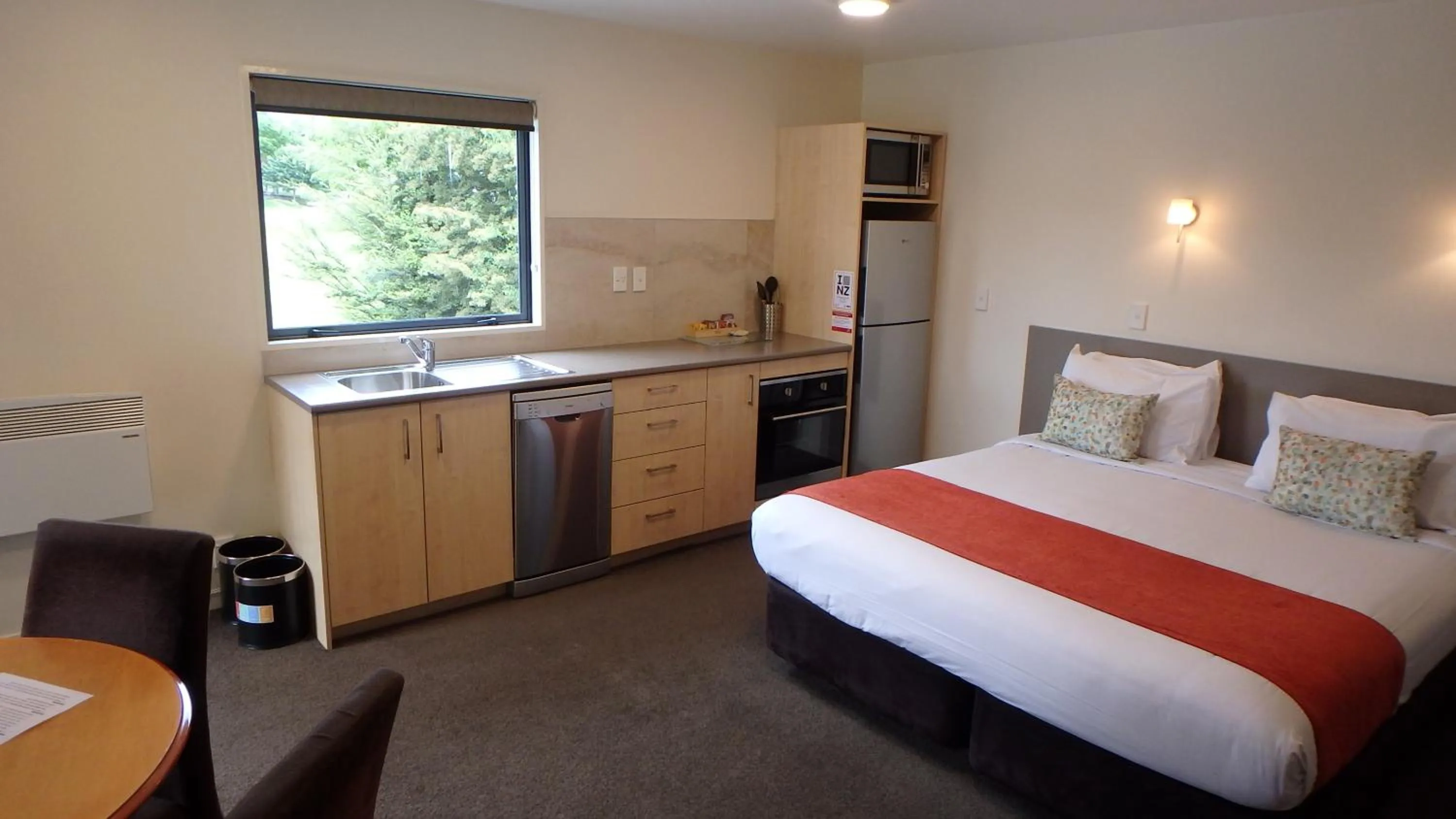 Kitchen or kitchenette, Bed in Bella Vista Queenstown