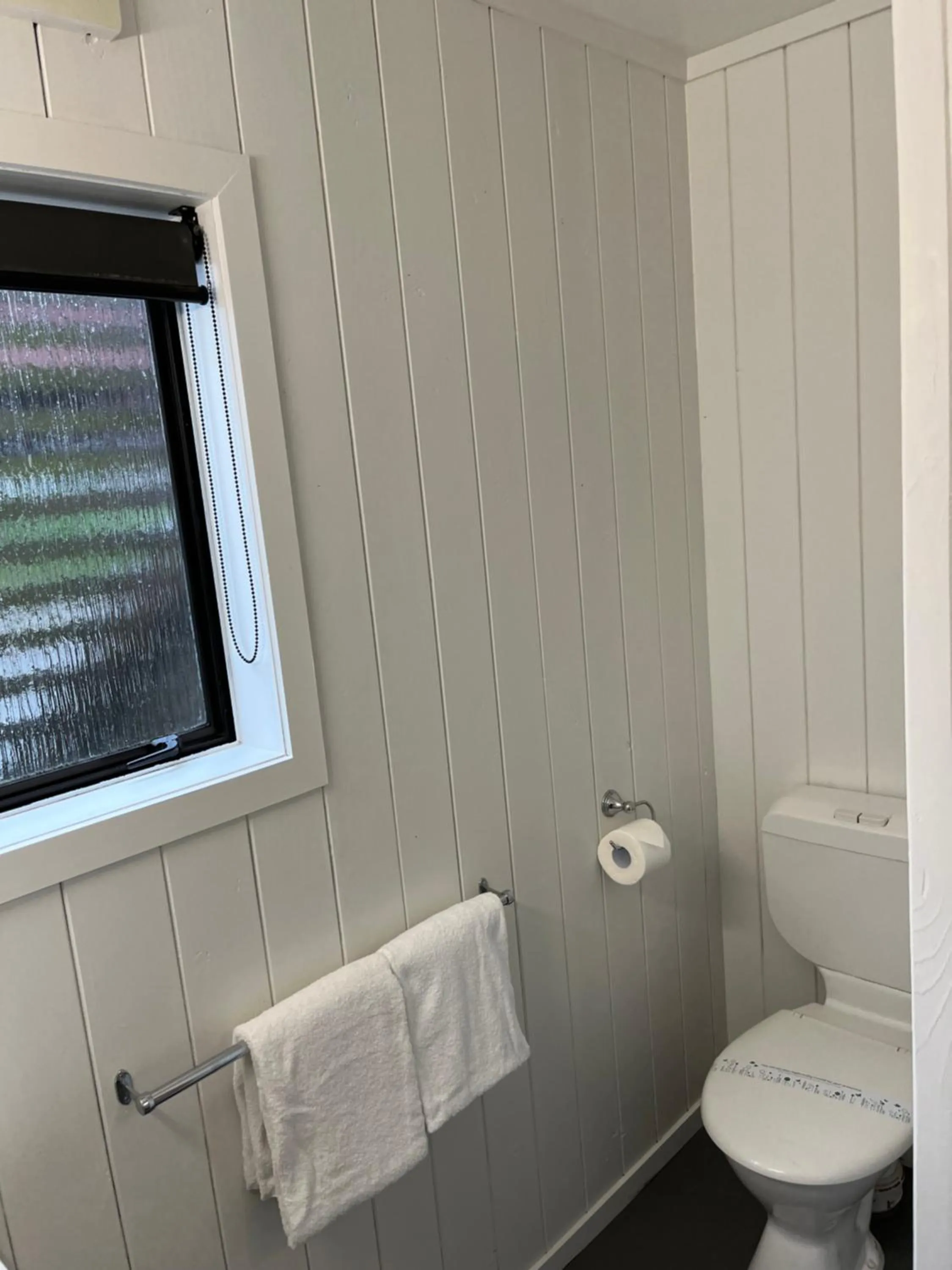 Bathroom in Alpine Motel