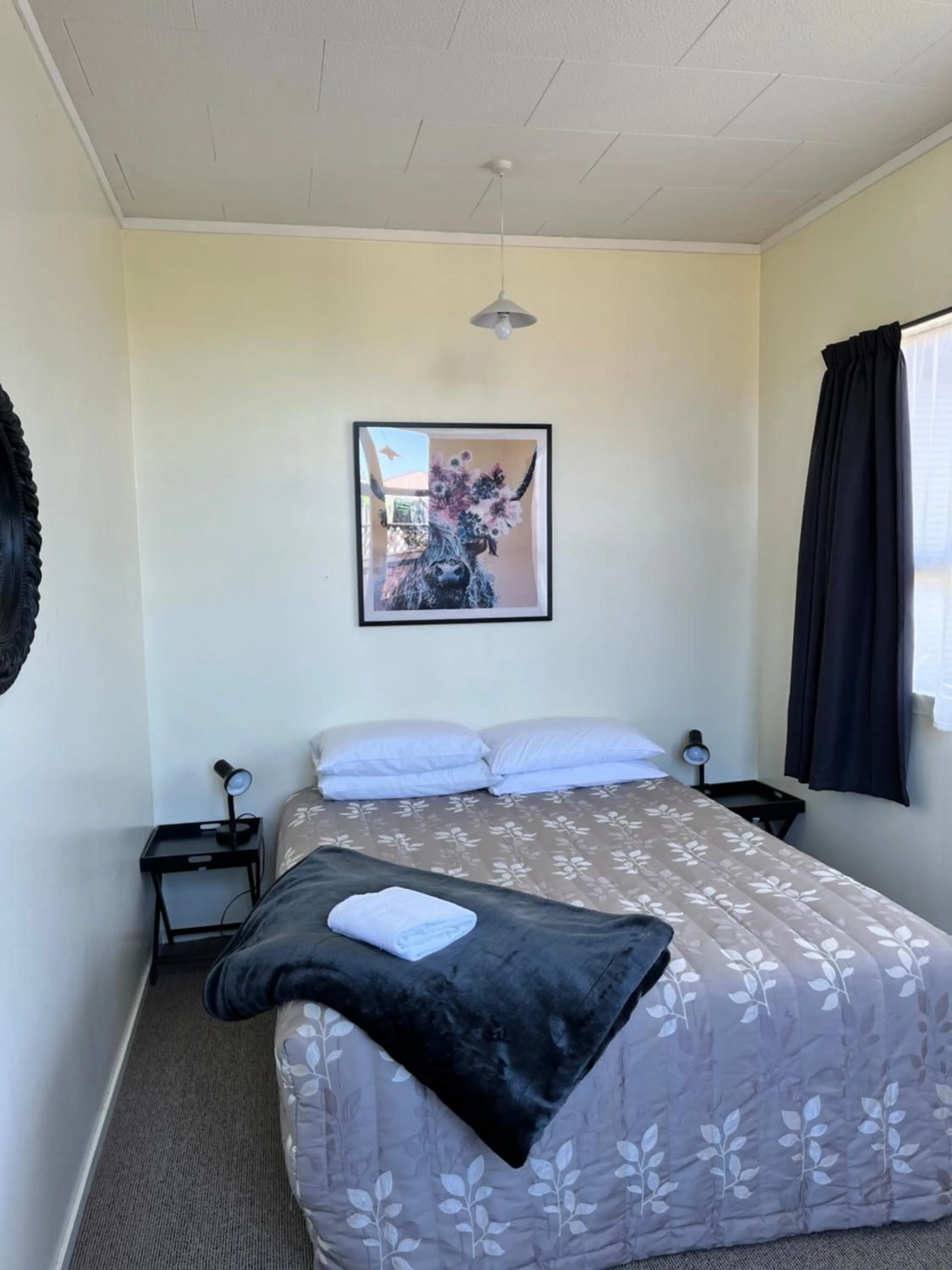 Bedroom, Bed in Alpine Motel