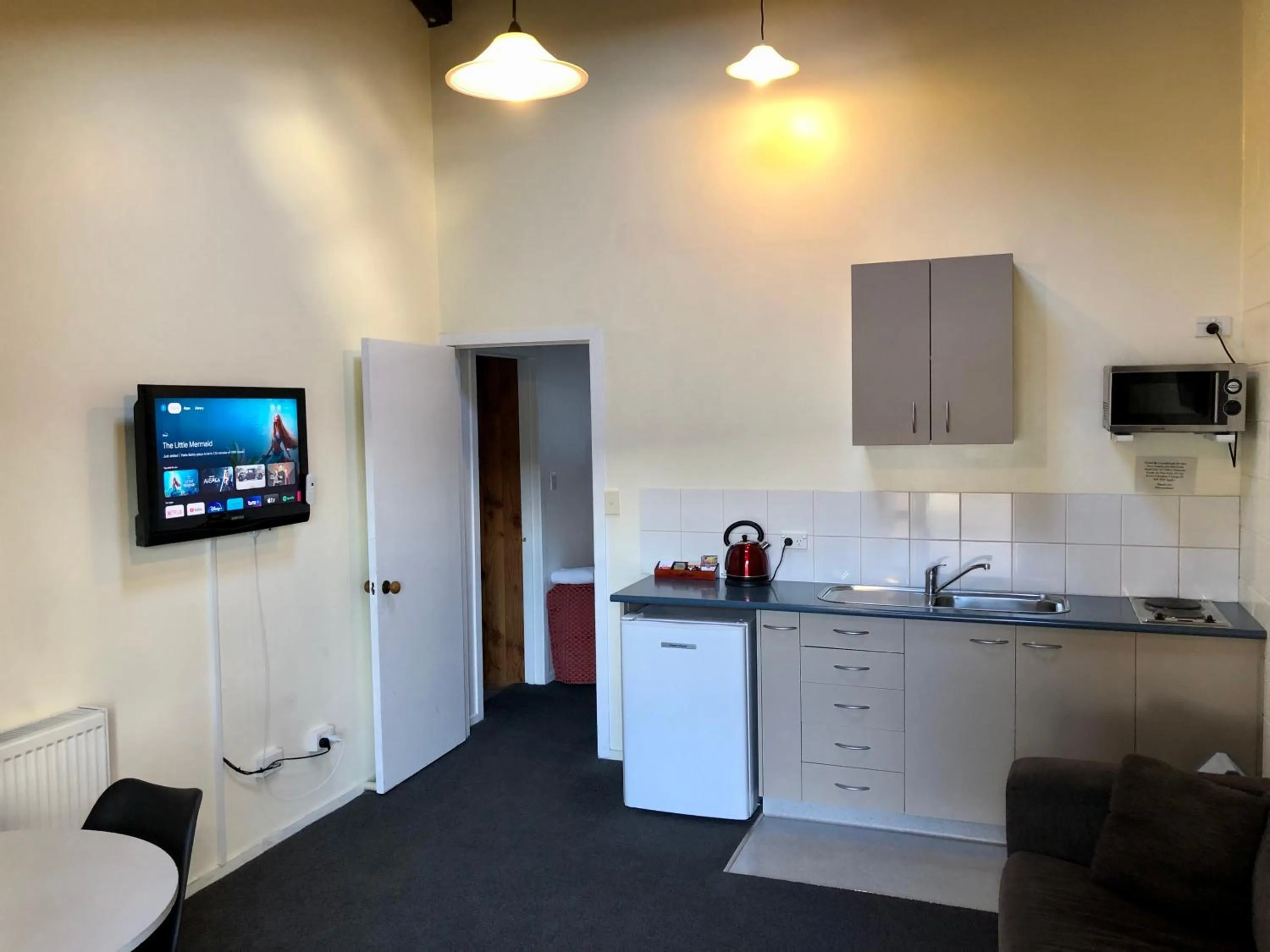 kitchen in Alpine Motel