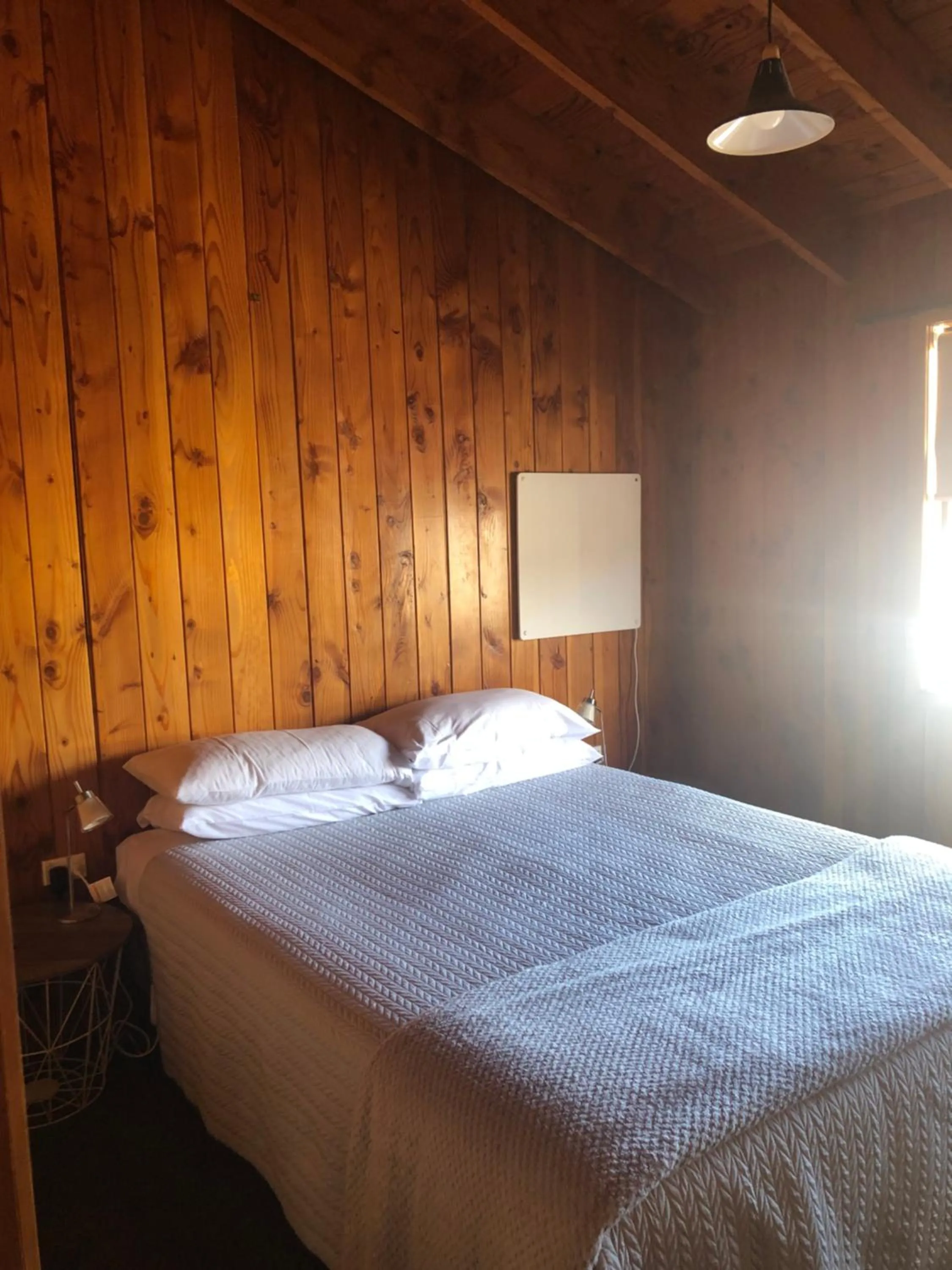Bedroom, Bed in Alpine Motel
